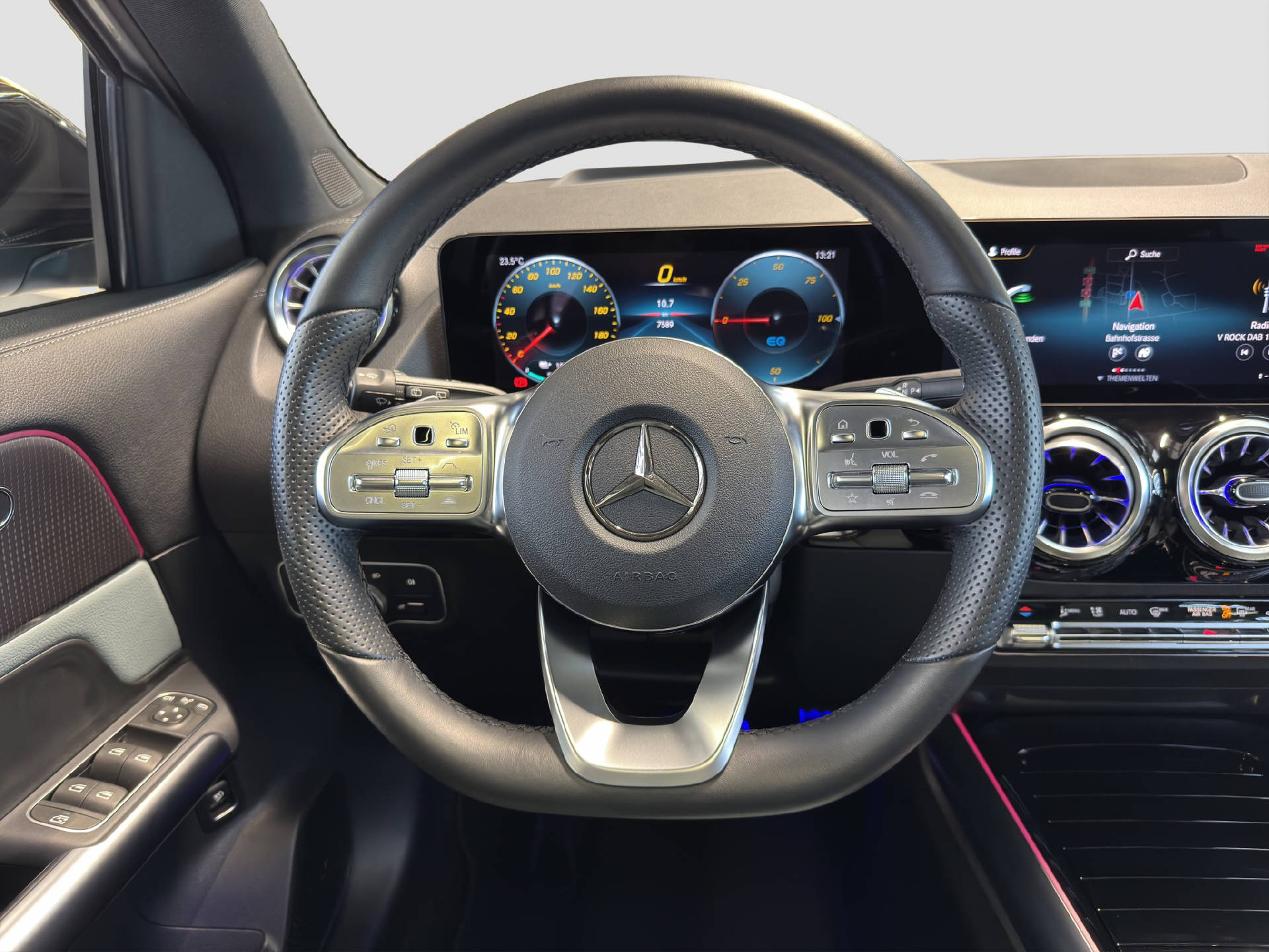 MERCEDES-BENZ EQA 300 Swiss Star AMG Line 4MATIC-image-9