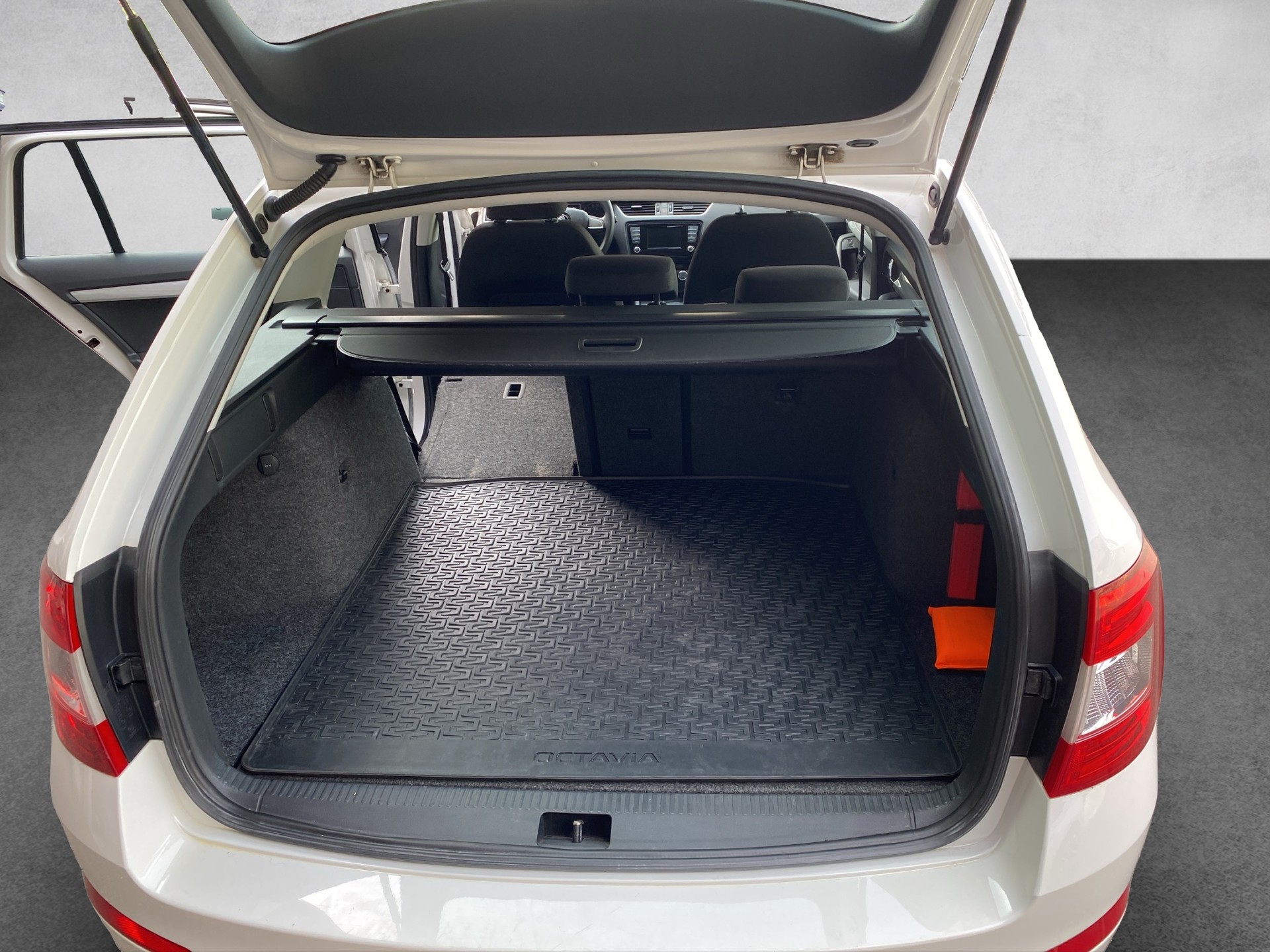 SKODA Octavia Combi 1.6 TDI Ambition 4x4-image-10
