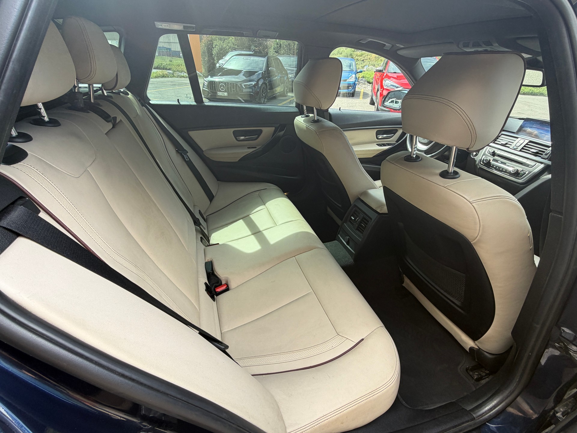 BMW 330d xDrive Touring Luxury Line Steptronic-image-12