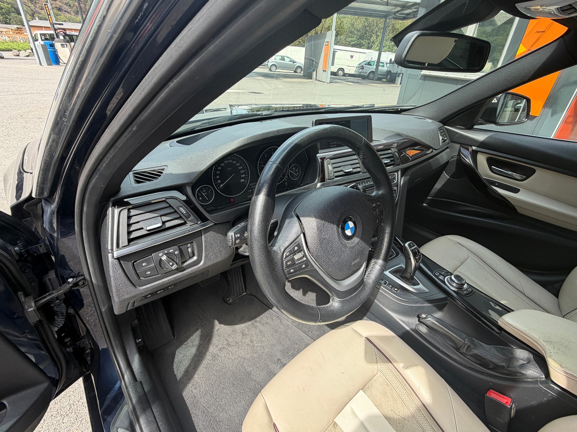 BMW 330d xDrive Touring Luxury Line Steptronic-image-8