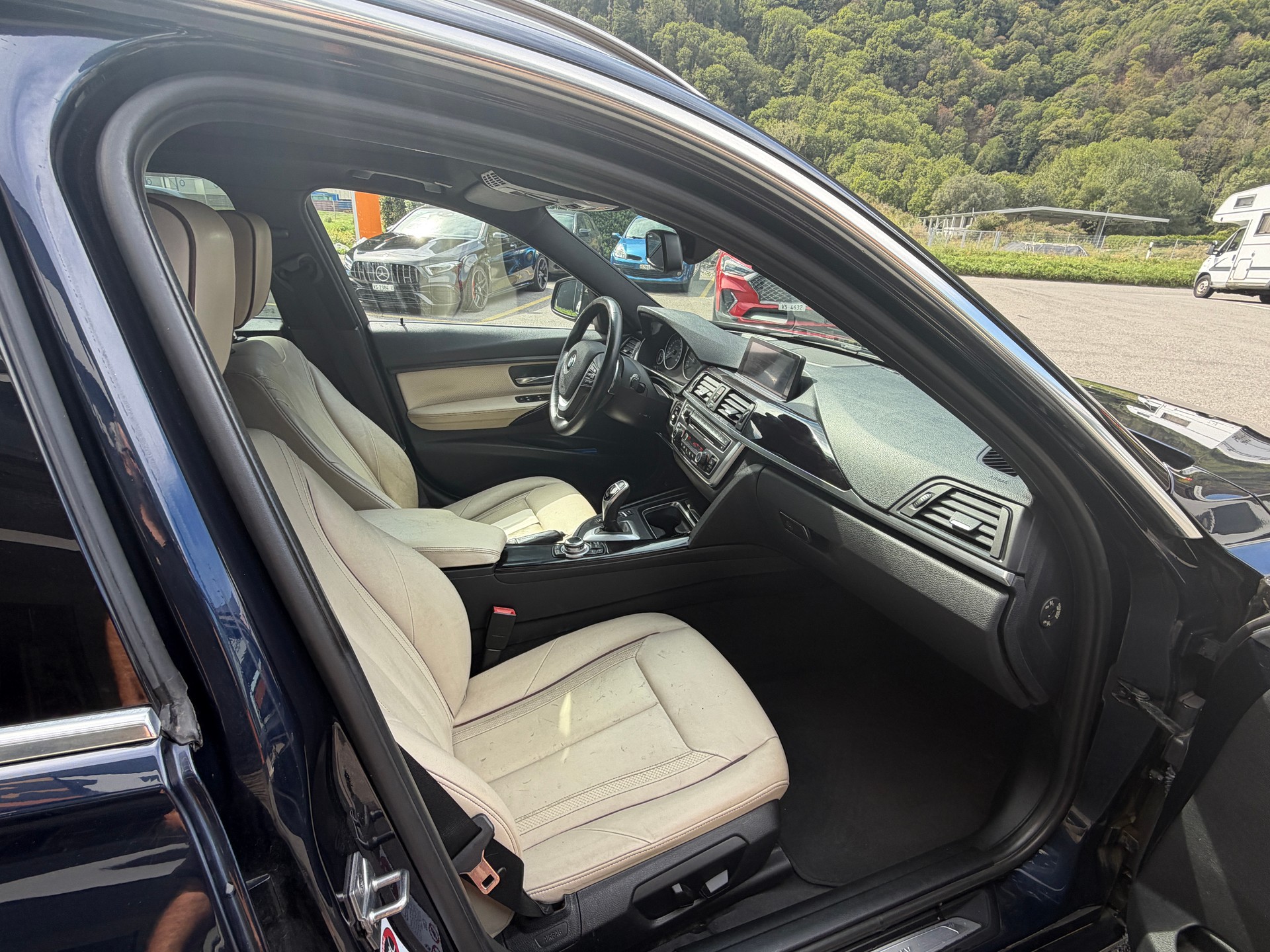 BMW 330d xDrive Touring Luxury Line Steptronic-image-17