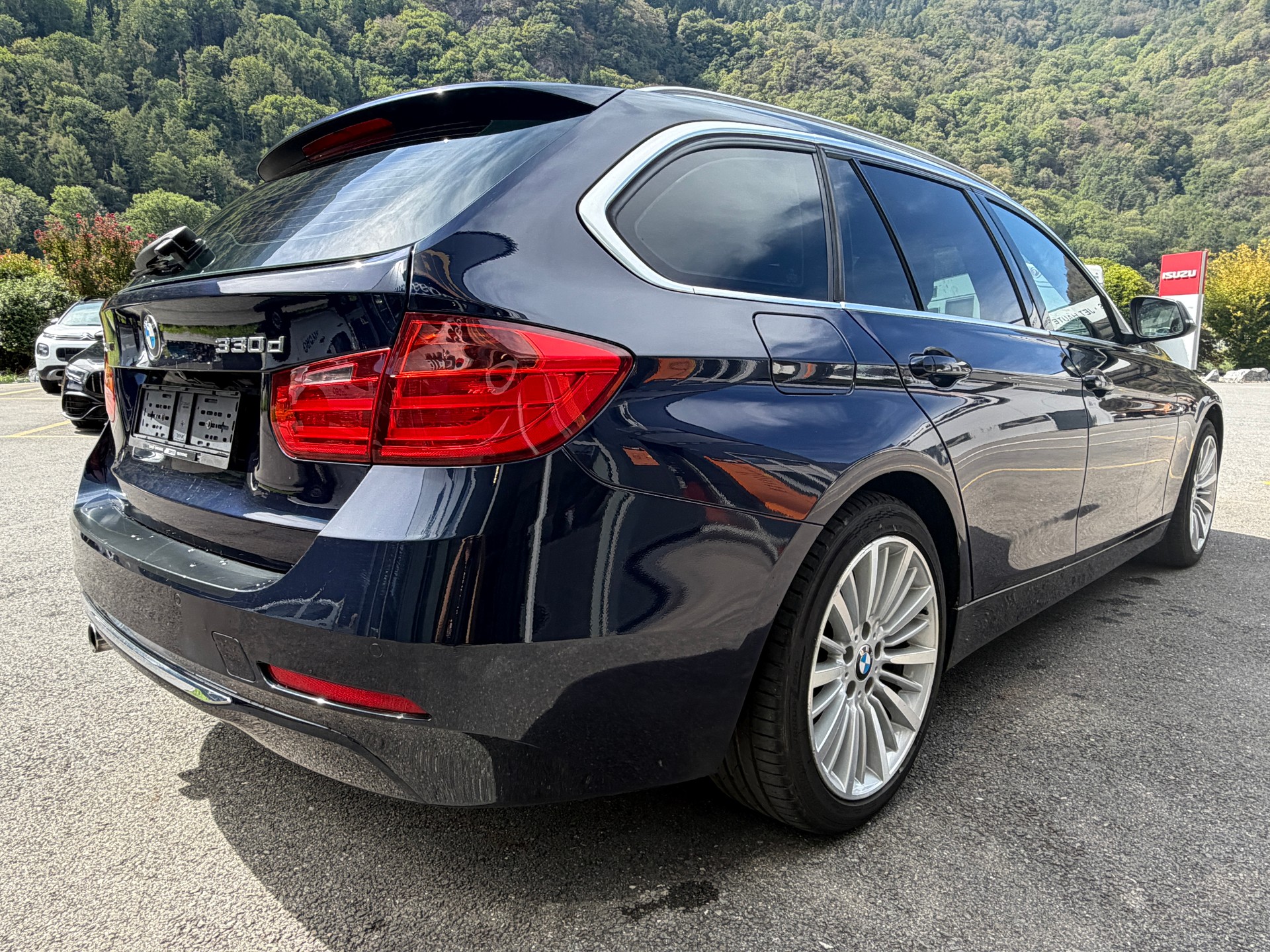 BMW 330d xDrive Touring Luxury Line Steptronic-image-4