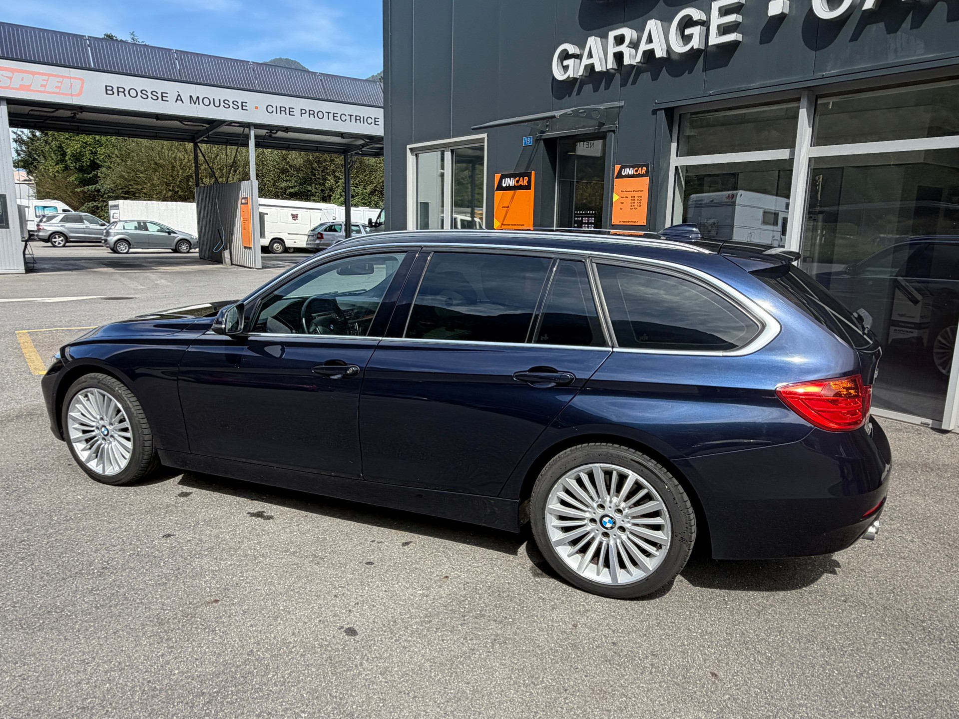 BMW 330d xDrive Touring Luxury Line Steptronic-image-2