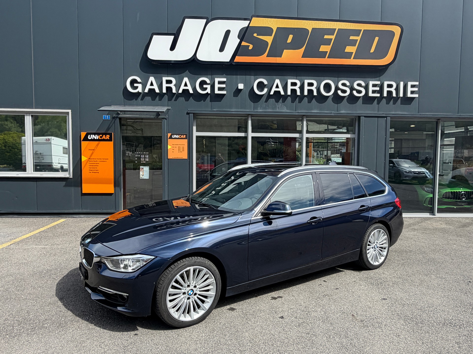 BMW 330d xDrive Touring Luxury Line Steptronic-image-0