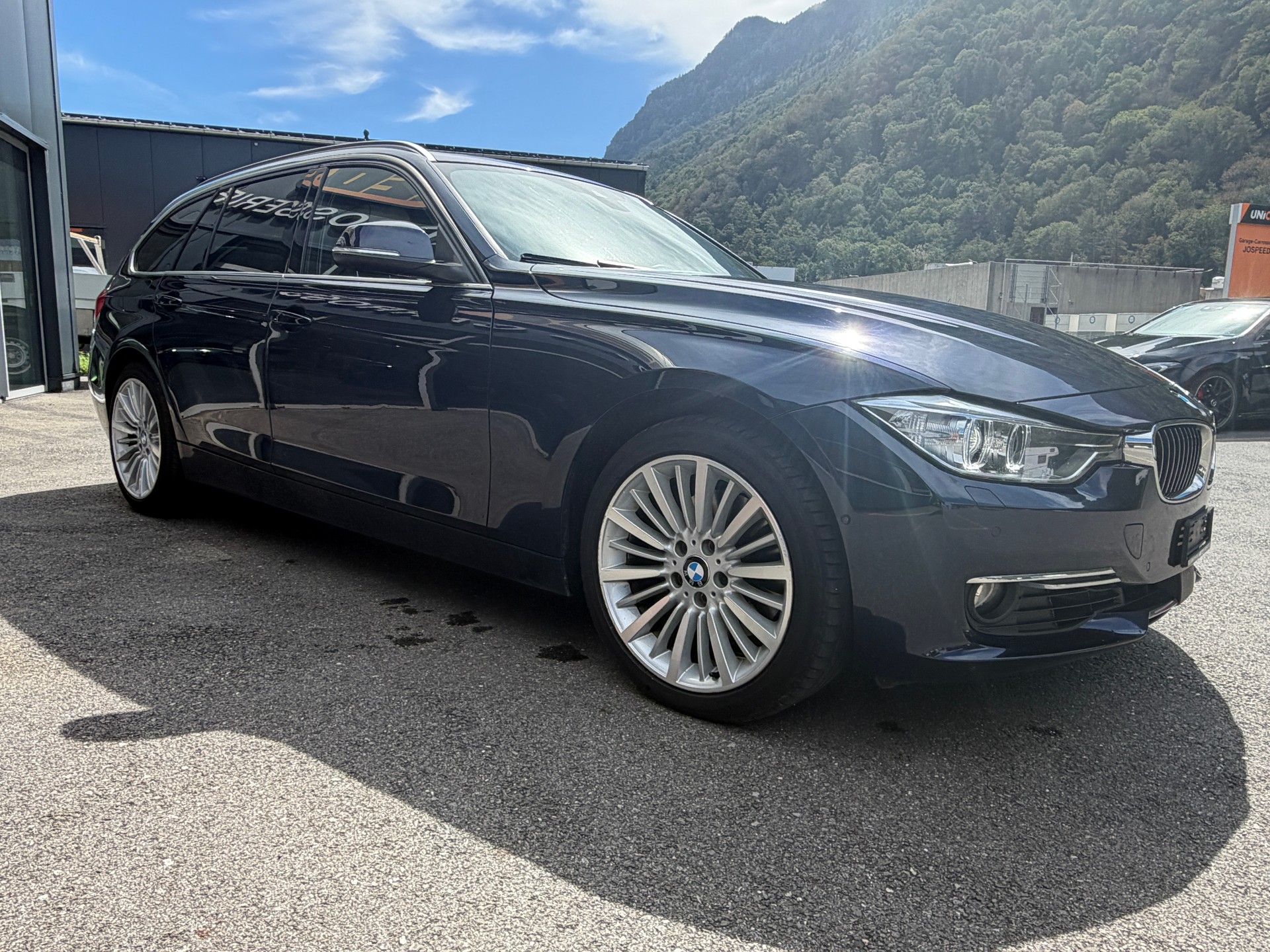 BMW 330d xDrive Touring Luxury Line Steptronic-image-5