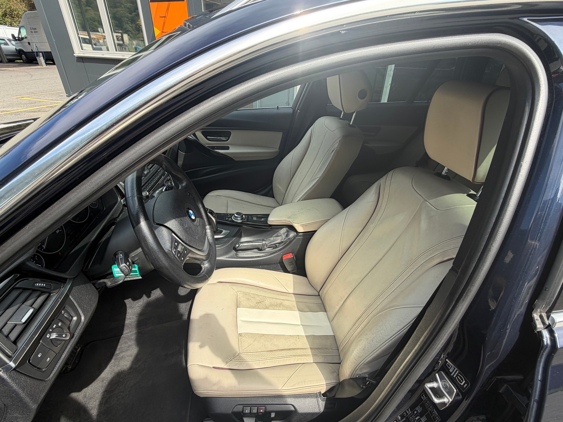 BMW 330d xDrive Touring Luxury Line Steptronic-image-9