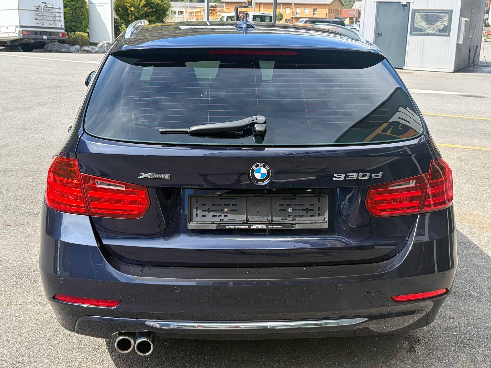 BMW 330d xDrive Touring Luxury Line Steptronic-image-3