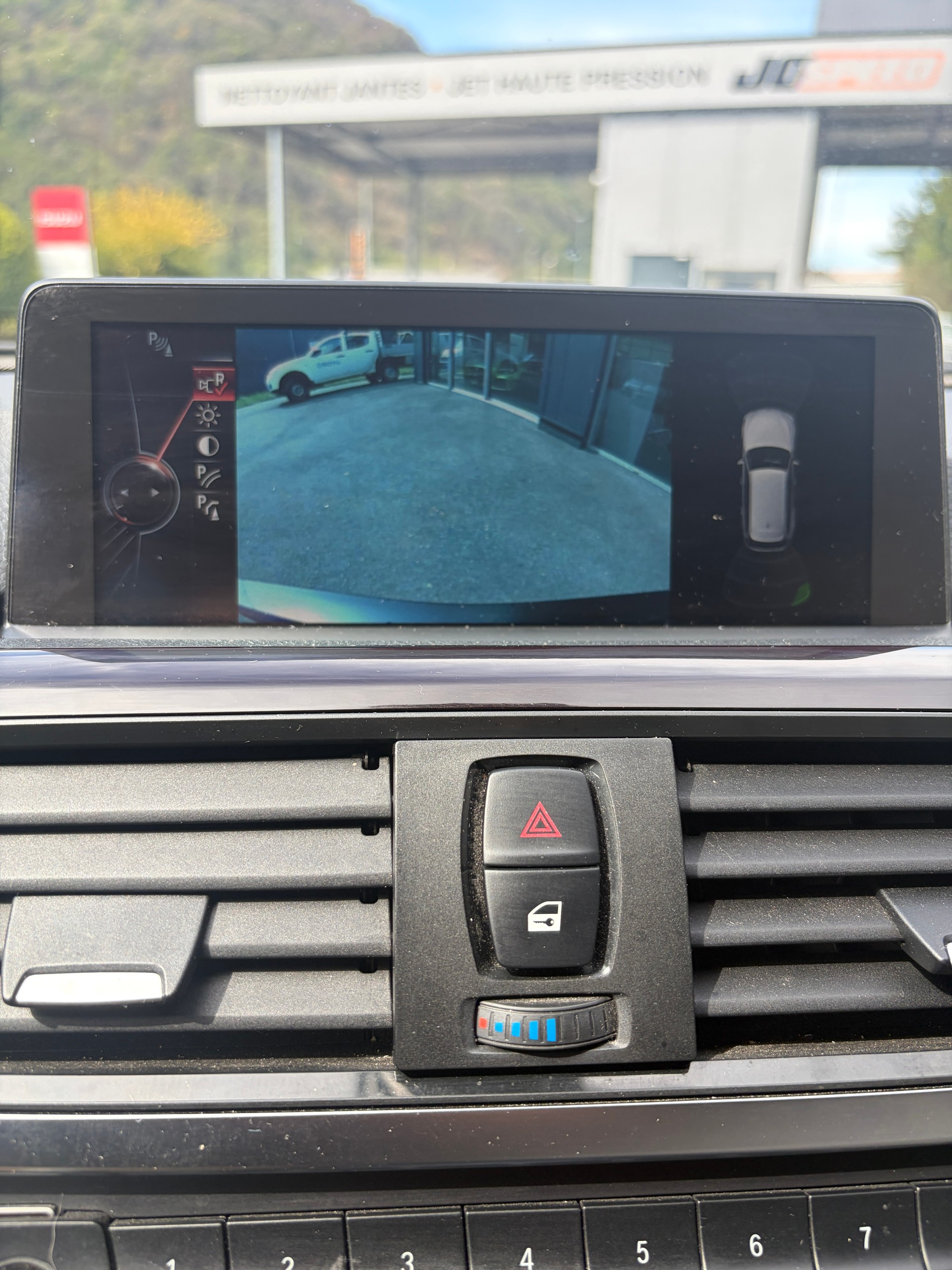 BMW 330d xDrive Touring Luxury Line Steptronic-image-13