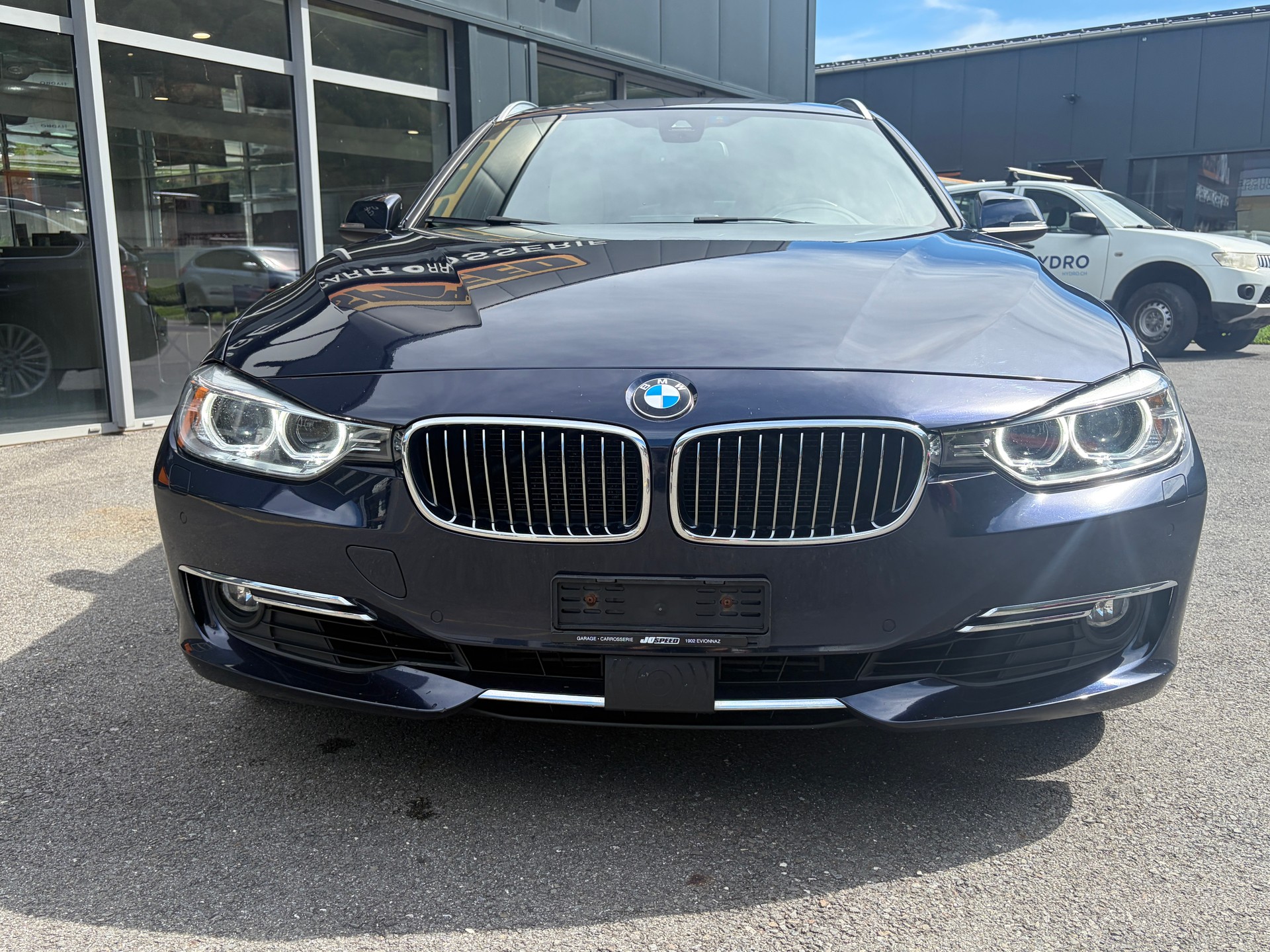BMW 330d xDrive Touring Luxury Line Steptronic-image-1