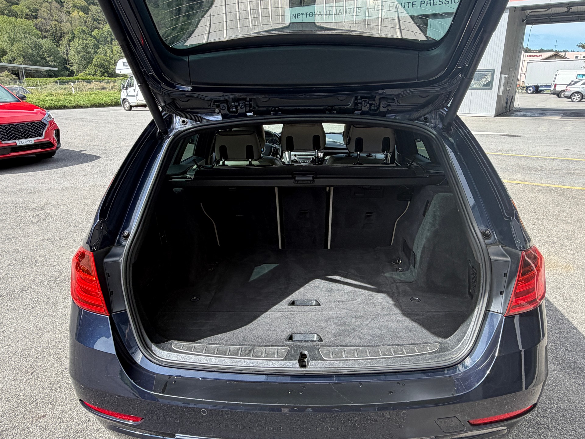 BMW 330d xDrive Touring Luxury Line Steptronic-image-18