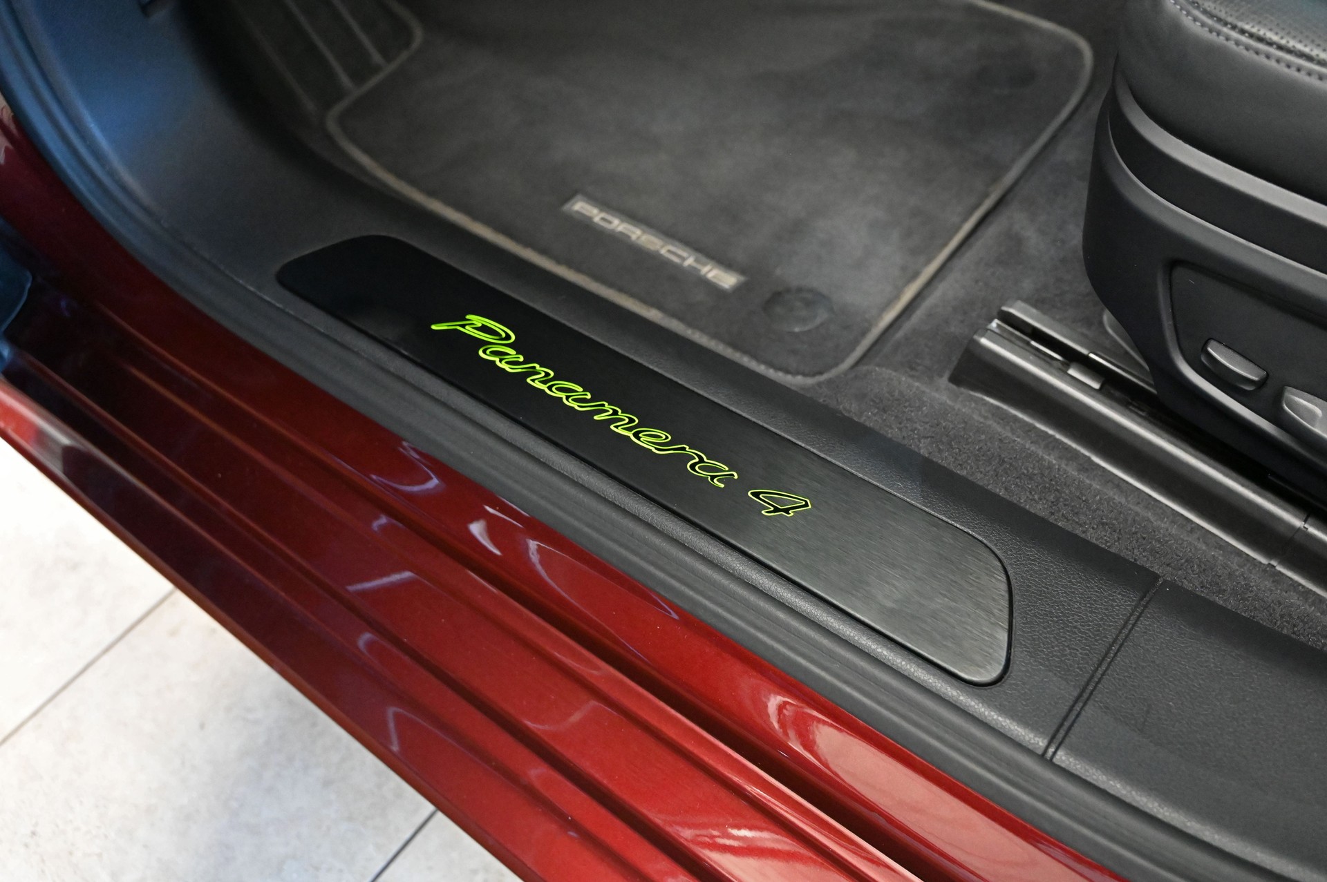 PORSCHE Panamera 4 E-Hybrid PDK "cherry metallic"-image-19