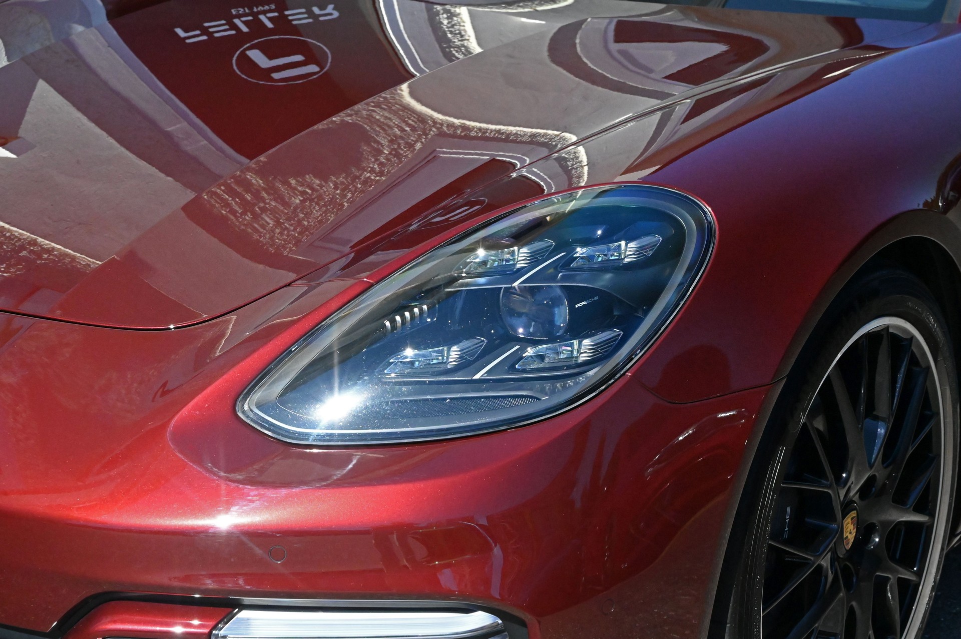 PORSCHE Panamera 4 E-Hybrid PDK "cherry metallic"-image-3