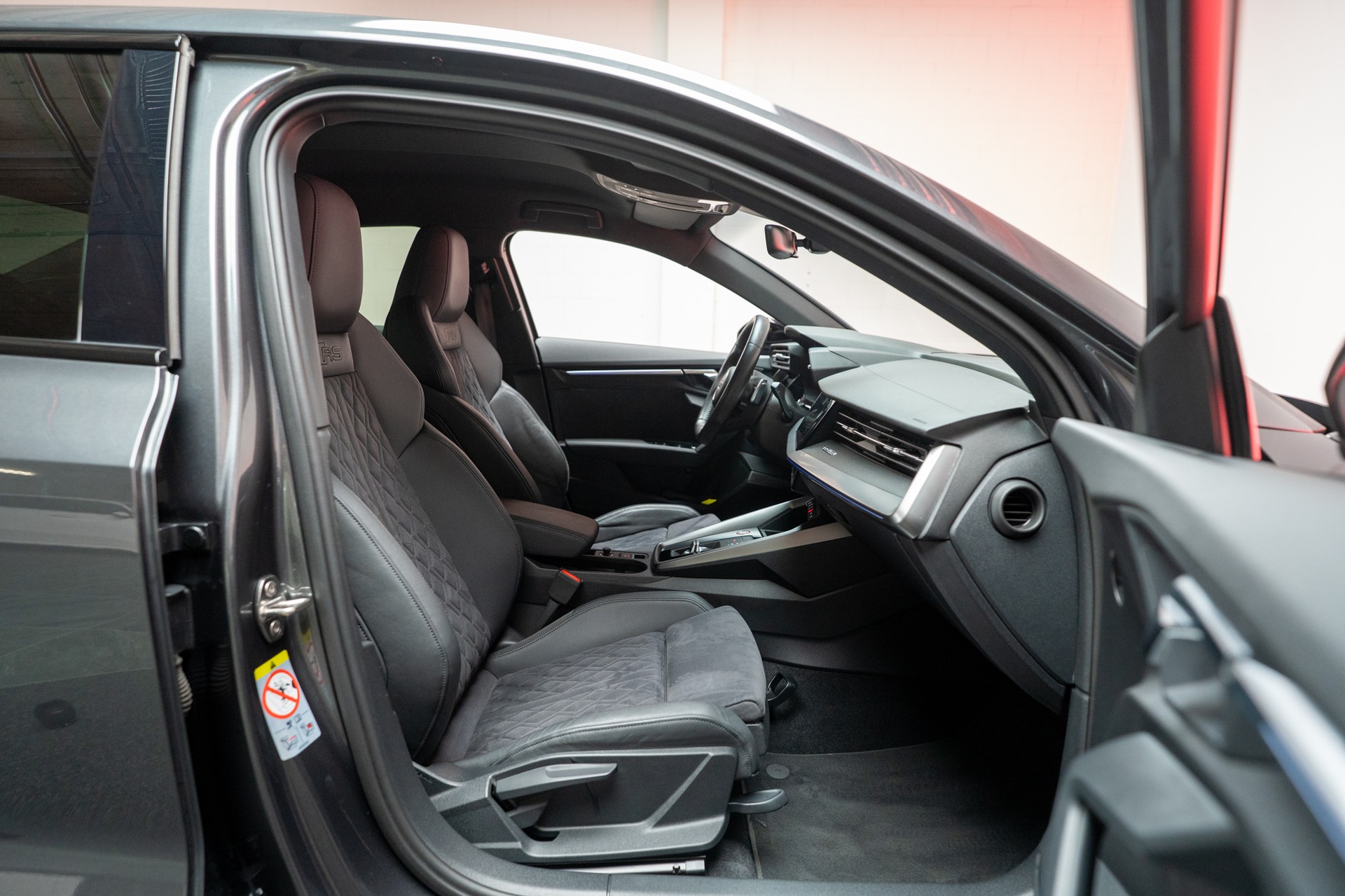 AUDI RS3 Limousine 2.5 TFSI quattro S-Tronic / Rückfahrkamera / Tempomat / Ambientebeleuchtung-image-14