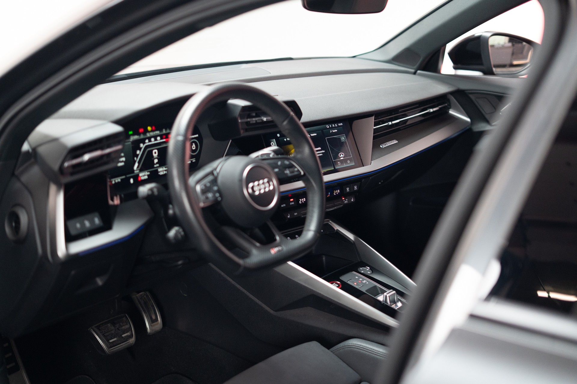 AUDI RS3 Limousine 2.5 TFSI quattro S-Tronic / Rückfahrkamera / Tempomat / Ambientebeleuchtung-image-10