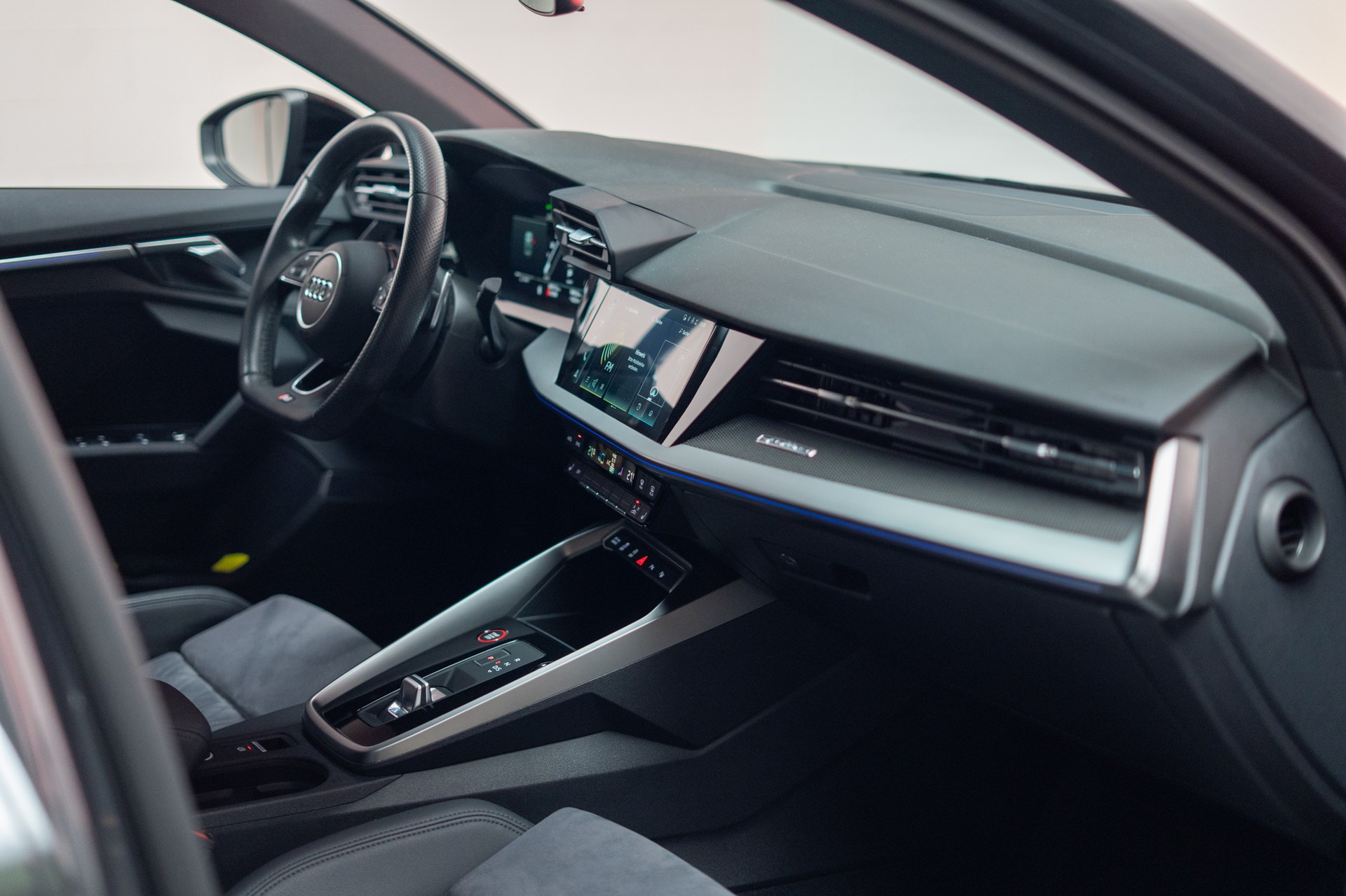 AUDI RS3 Limousine 2.5 TFSI quattro S-Tronic / Rückfahrkamera / Tempomat / Ambientebeleuchtung-image-15
