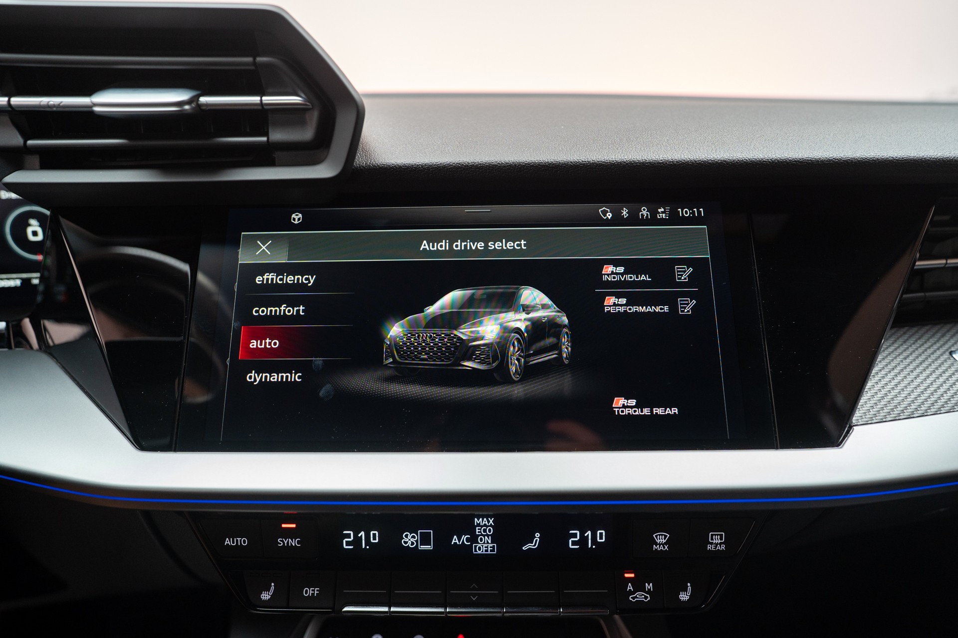 AUDI RS3 Limousine 2.5 TFSI quattro S-Tronic / Rückfahrkamera / Tempomat / Ambientebeleuchtung-image-24