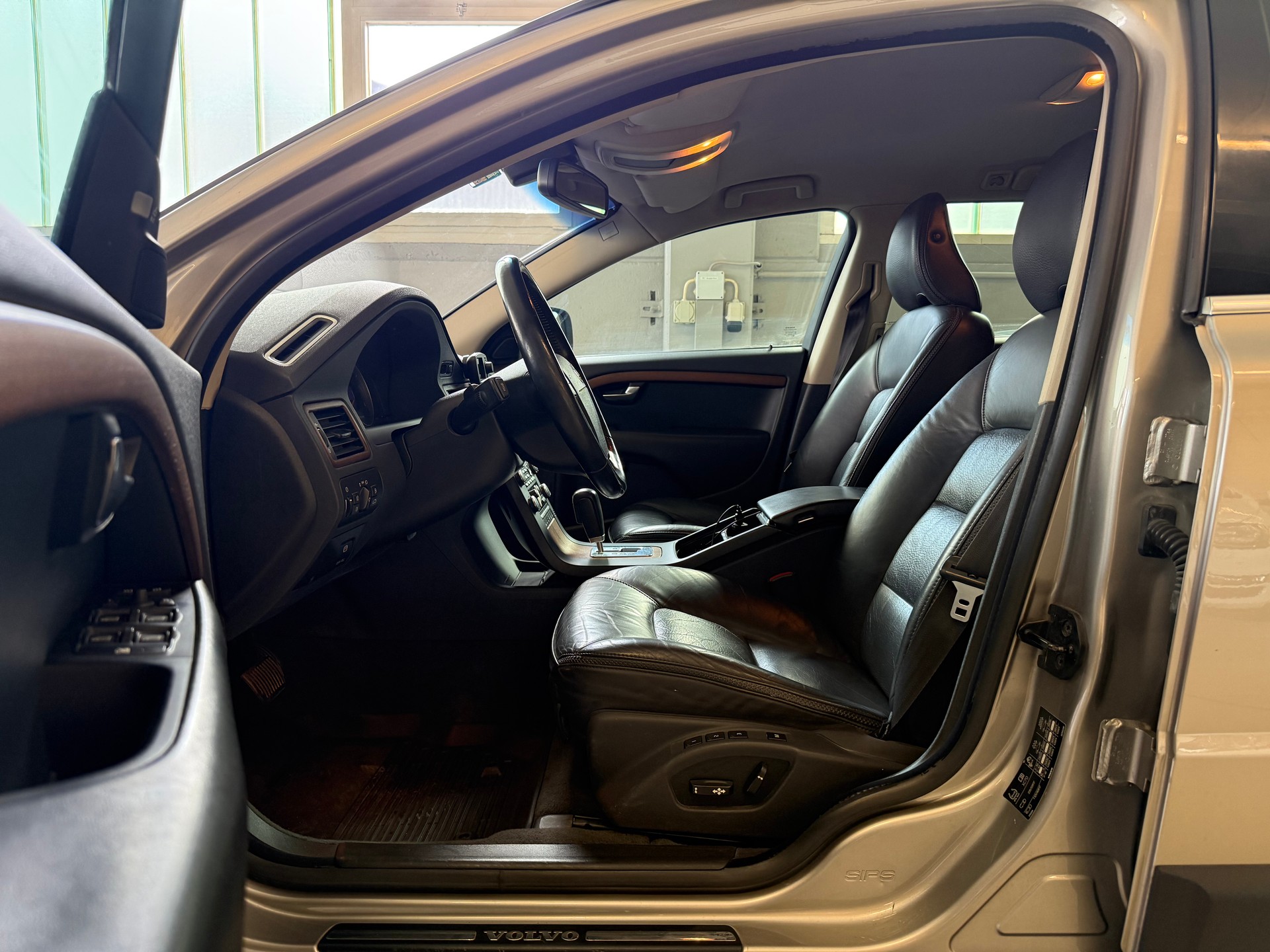 VOLVO XC70 D5 AWD Summum Geartronic-image-9
