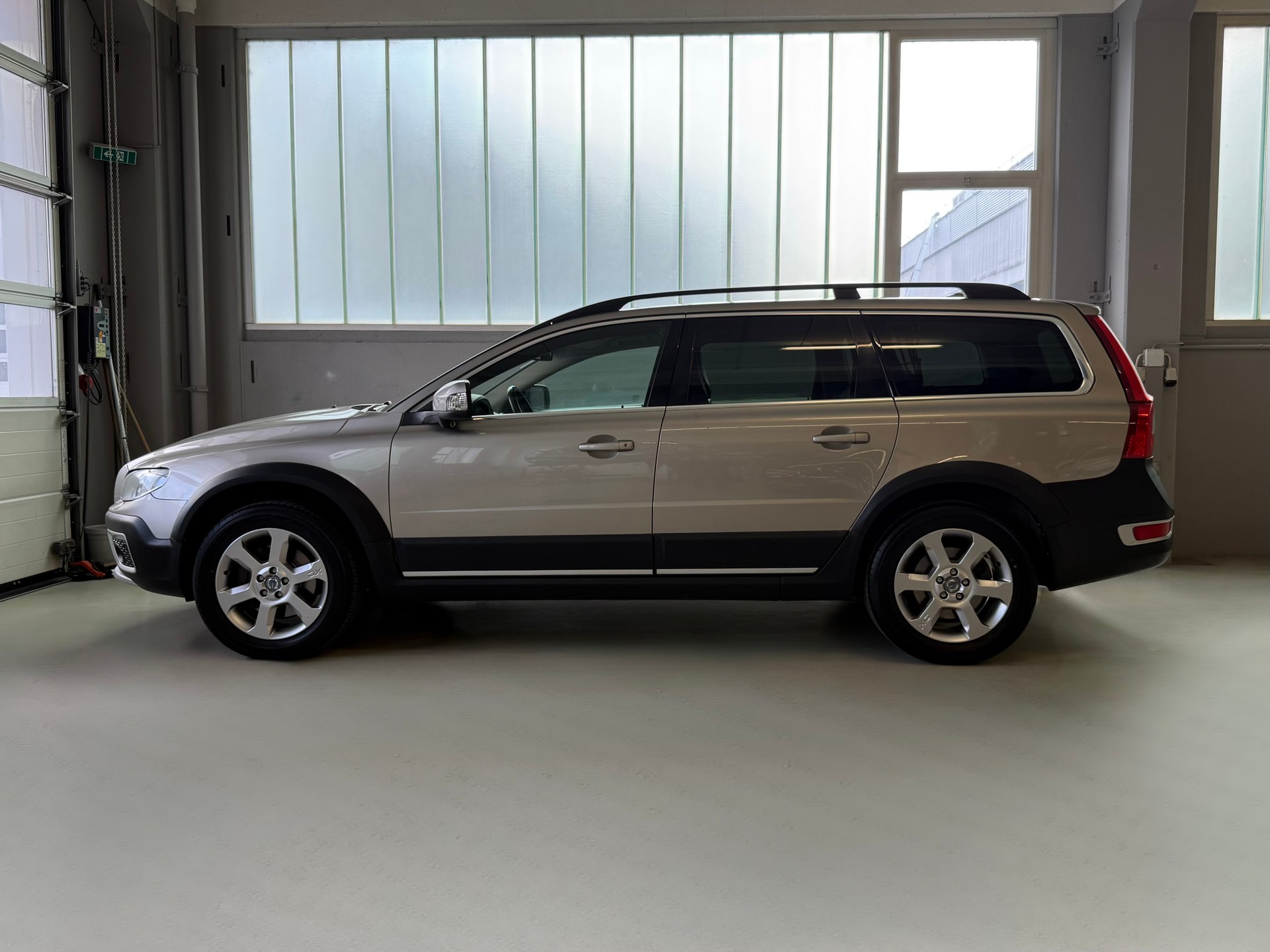 VOLVO XC70 D5 AWD Summum Geartronic-image-4
