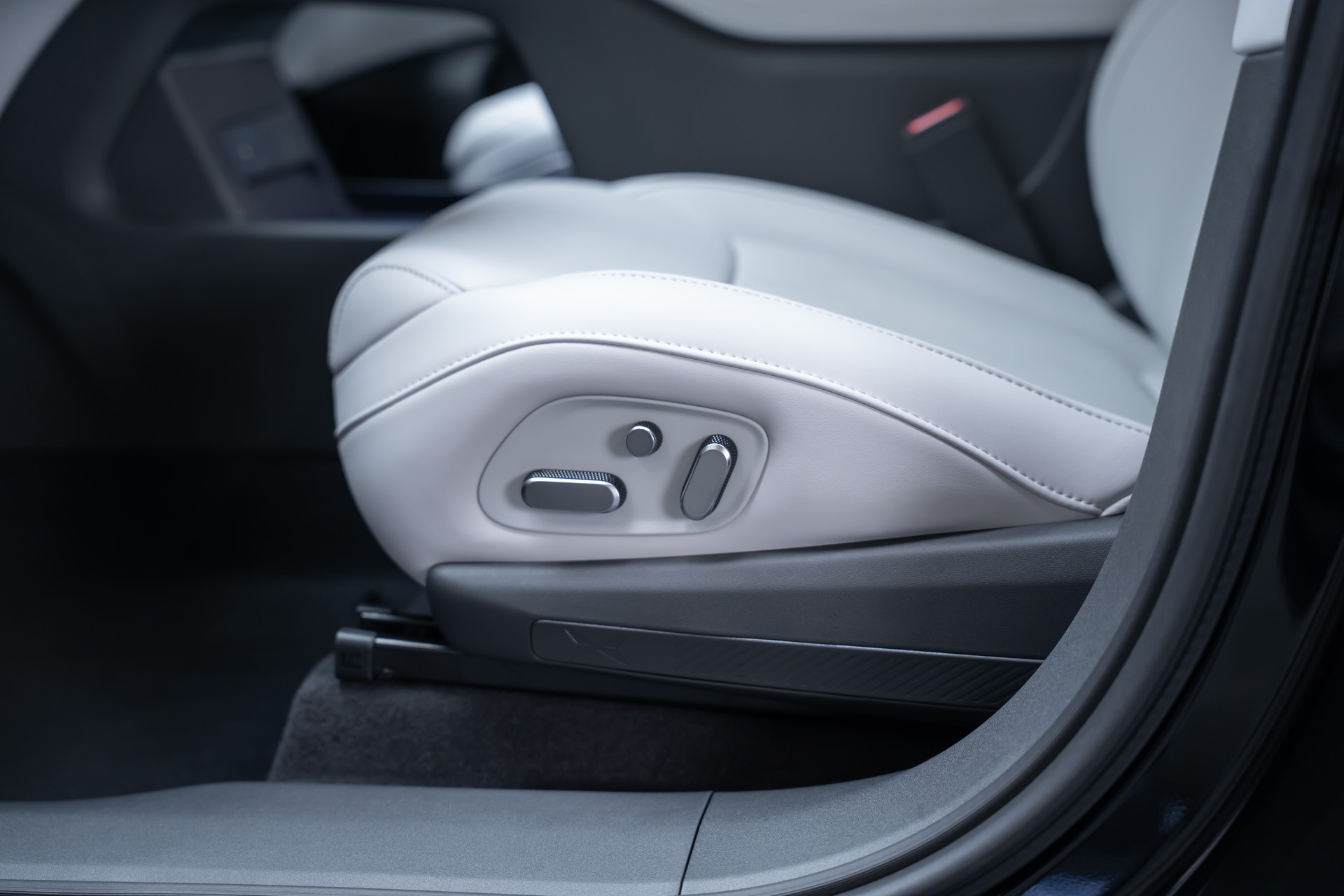 XPENG G6 80kWh Performance AWD / Anhängerkupplung schwenkbar / Panoramadach / 360° Kamera-image-15