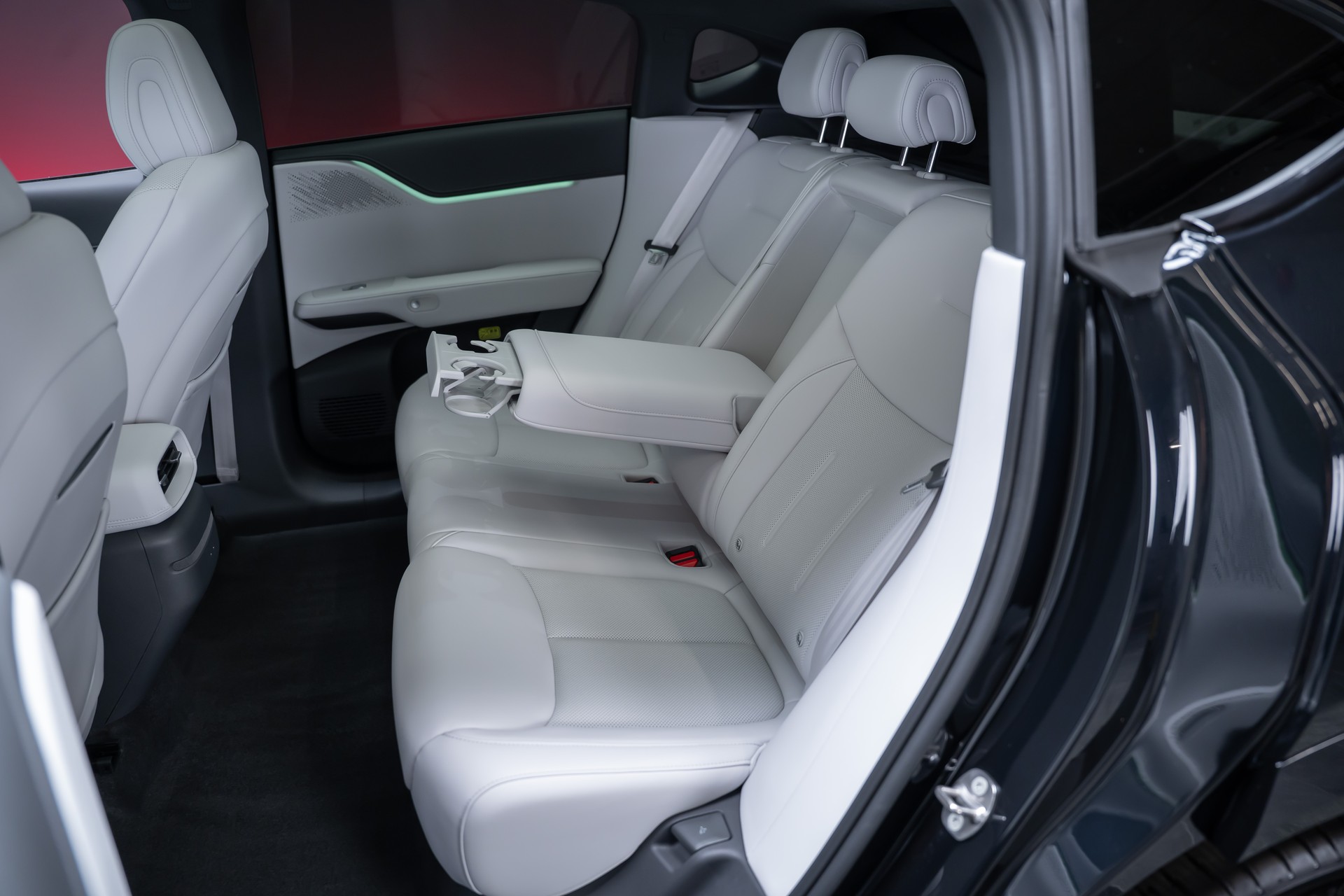 XPENG G6 80kWh Performance AWD / Anhängerkupplung schwenkbar / Panoramadach / 360° Kamera-image-17
