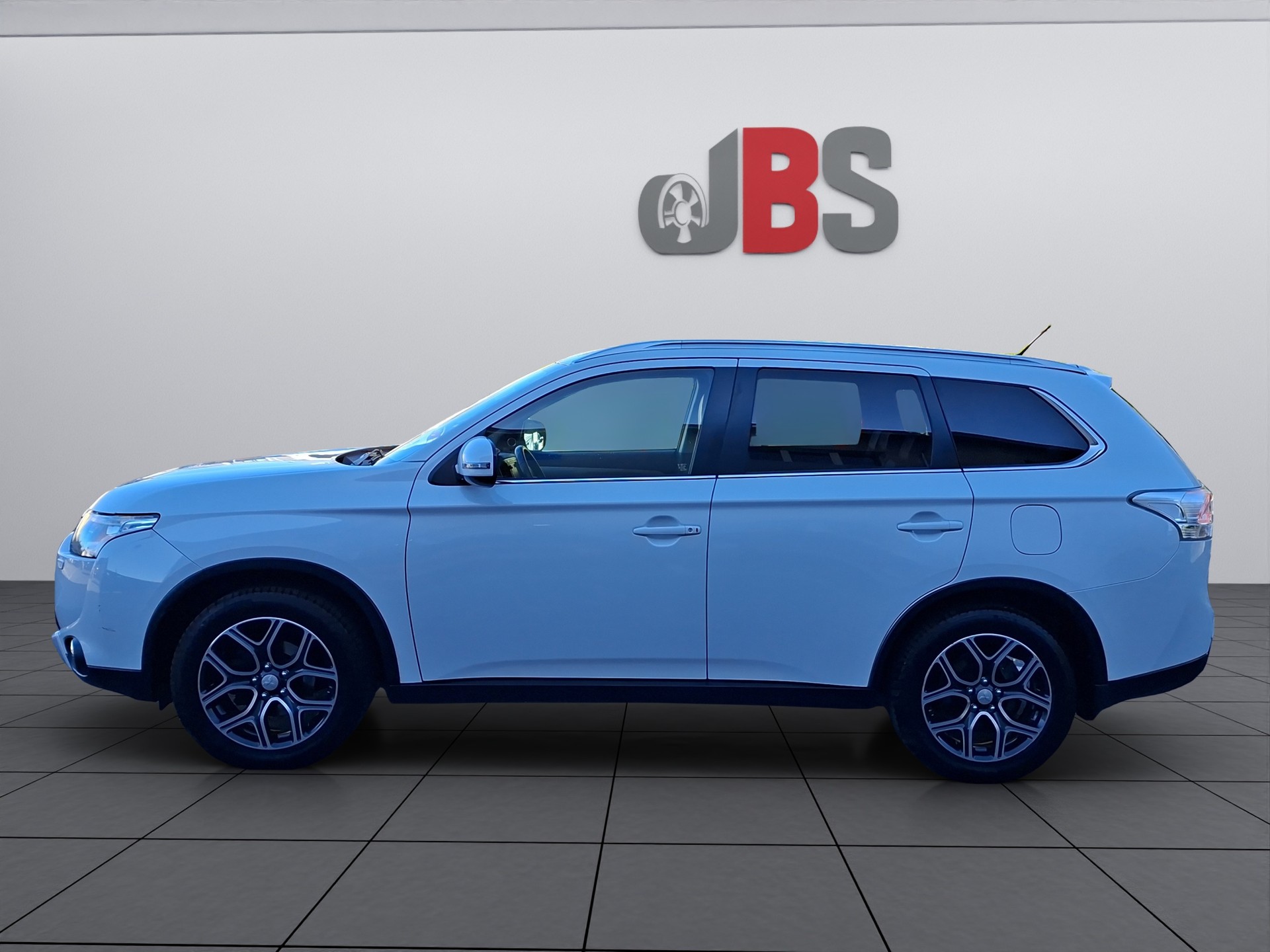 MITSUBISHI Outlander 2.2 DID Intense Safety 4WD Automatic-image-2