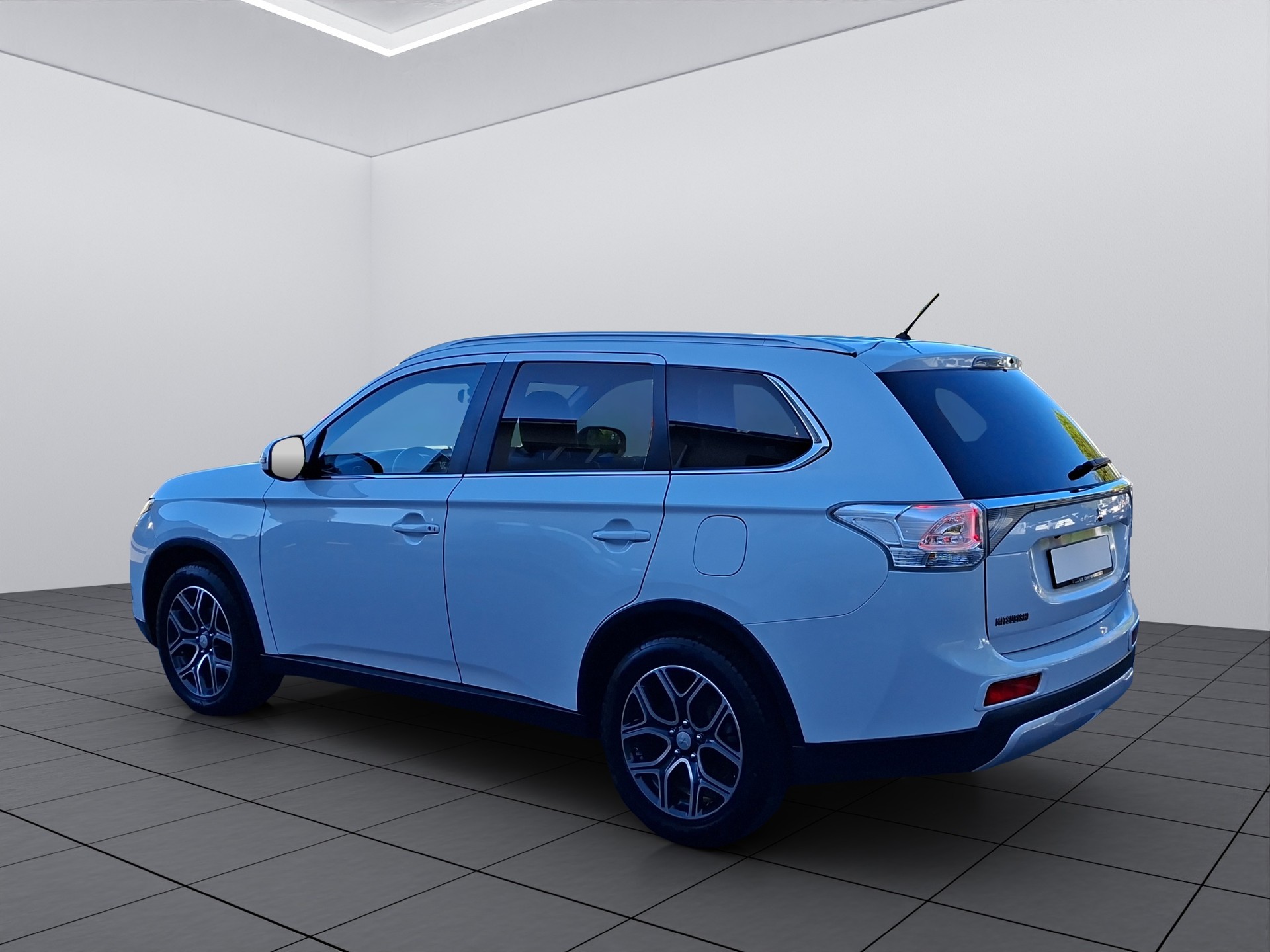 MITSUBISHI Outlander 2.2 DID Intense Safety 4WD Automatic-image-3