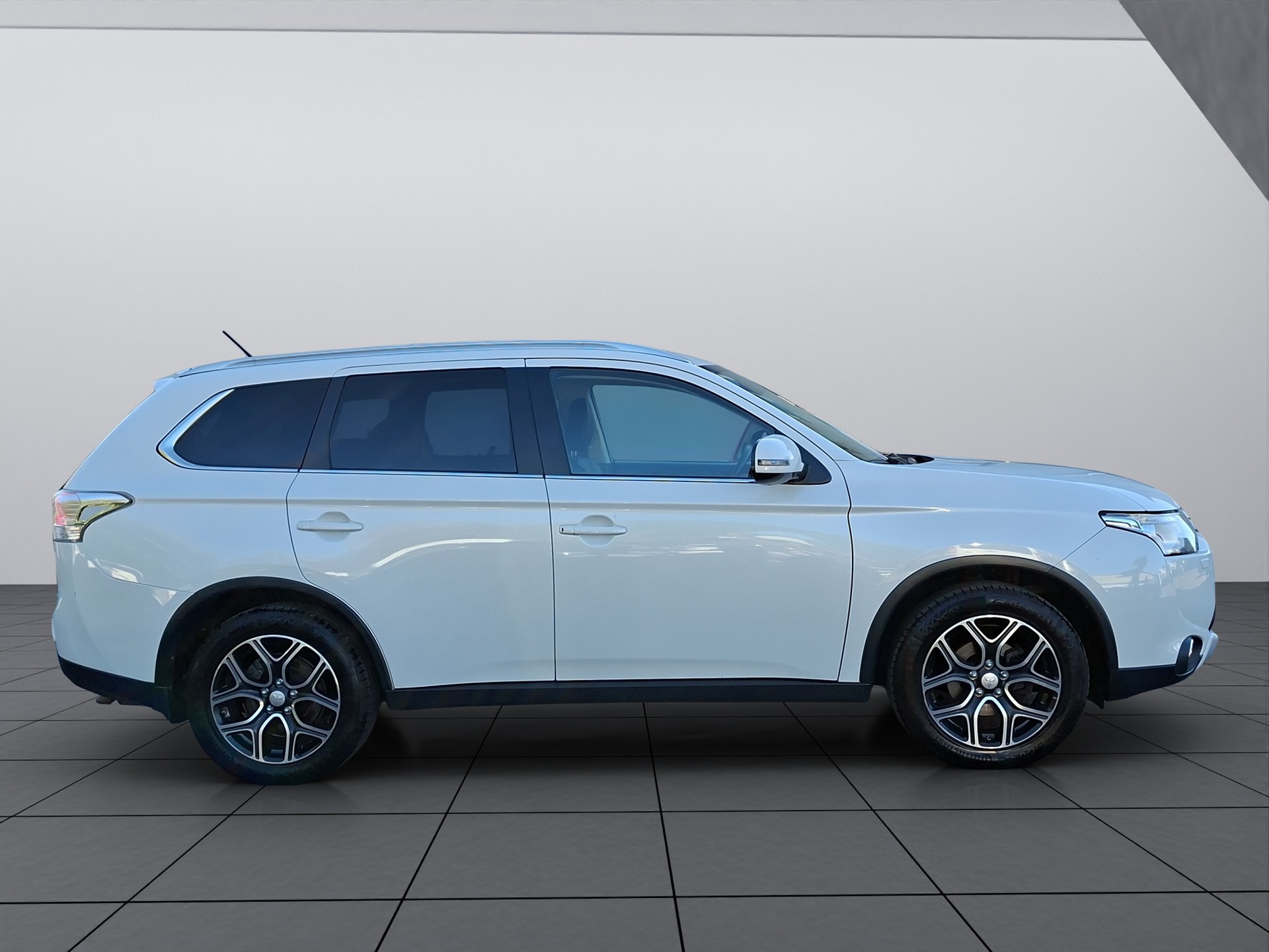 MITSUBISHI Outlander 2.2 DID Intense Safety 4WD Automatic-image-6