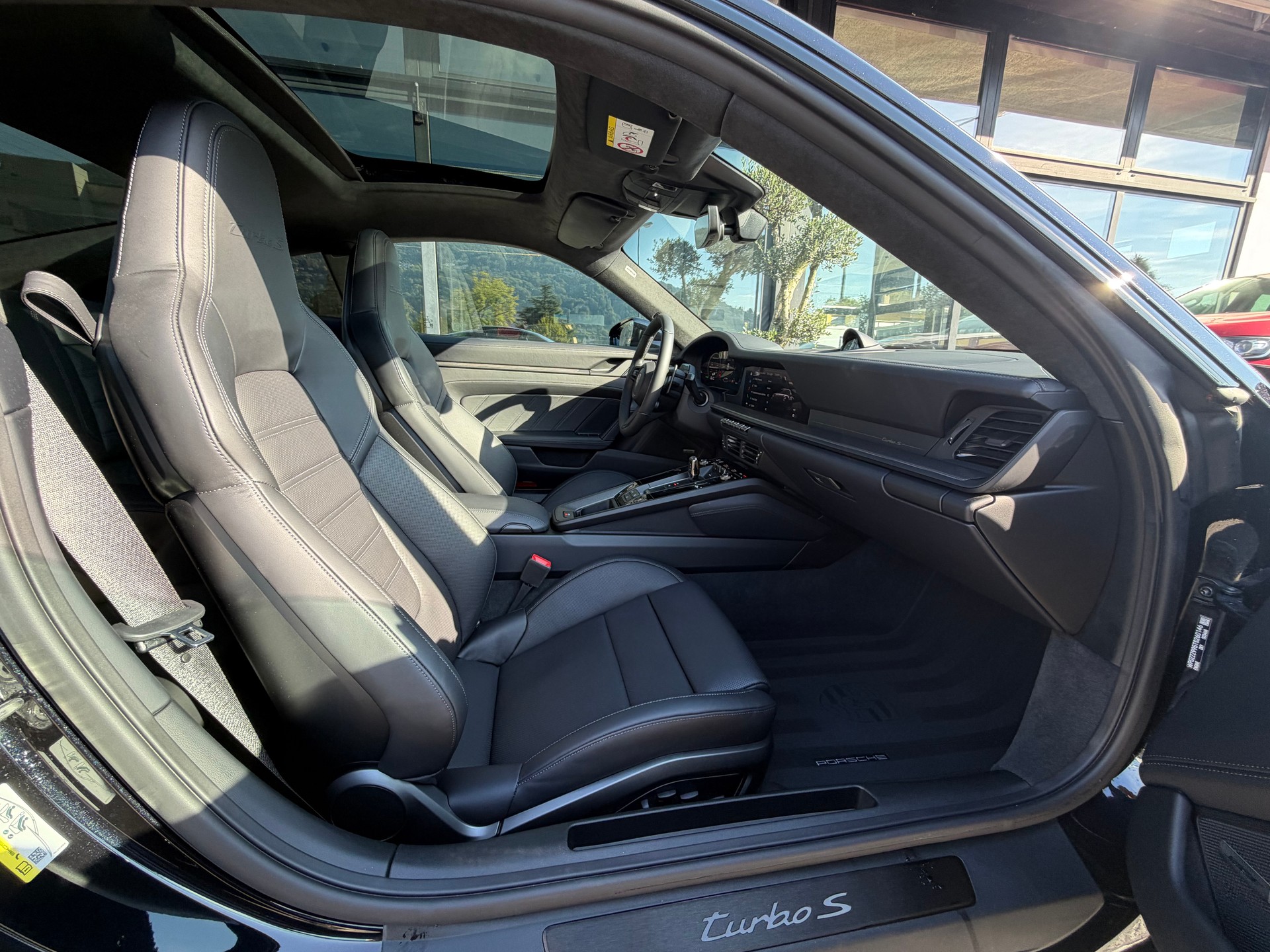 PORSCHE 911 Turbo S-image-10