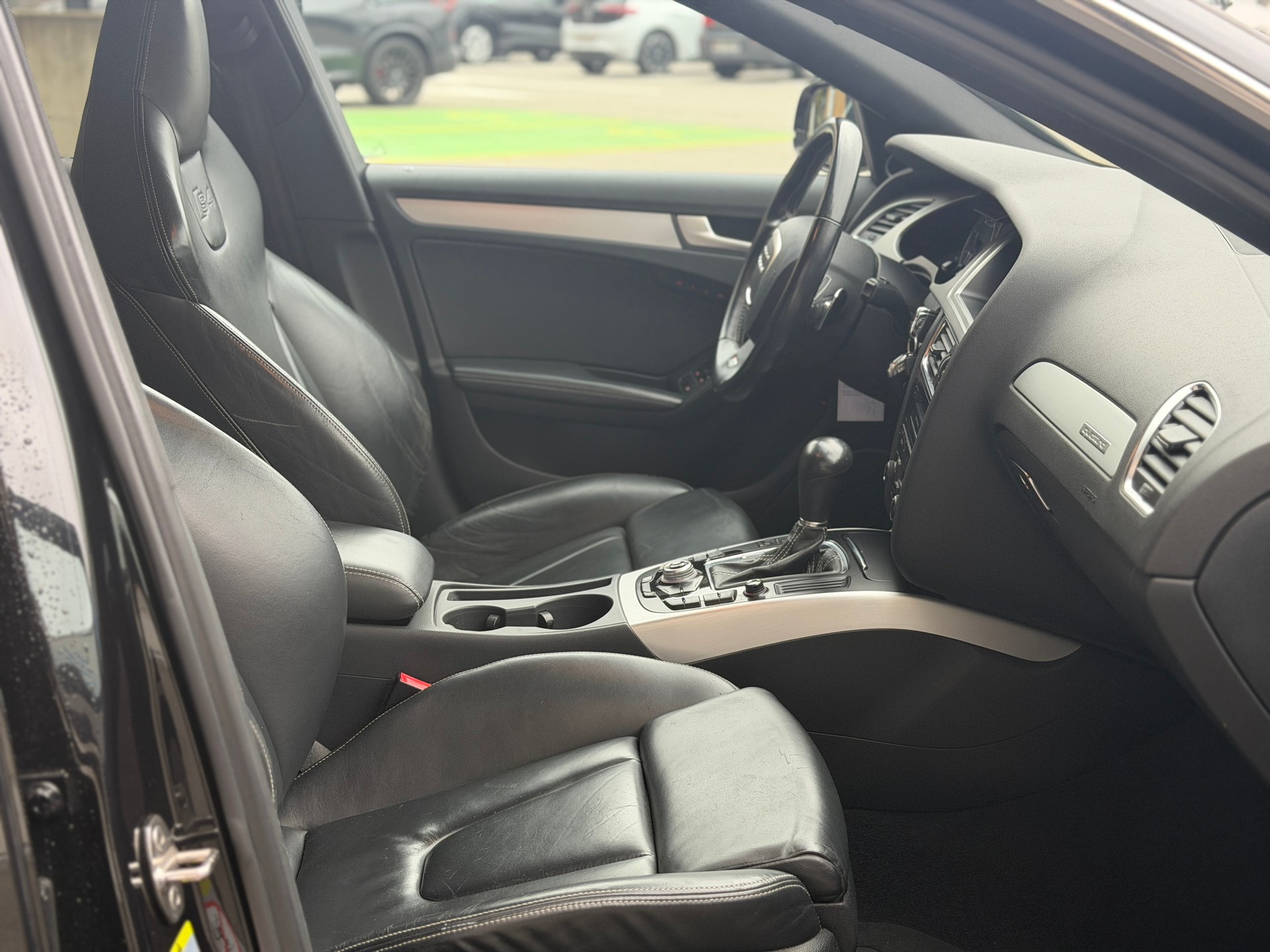 AUDI S4 Avant 3.0 TFSI quattro S-tronic-image-27