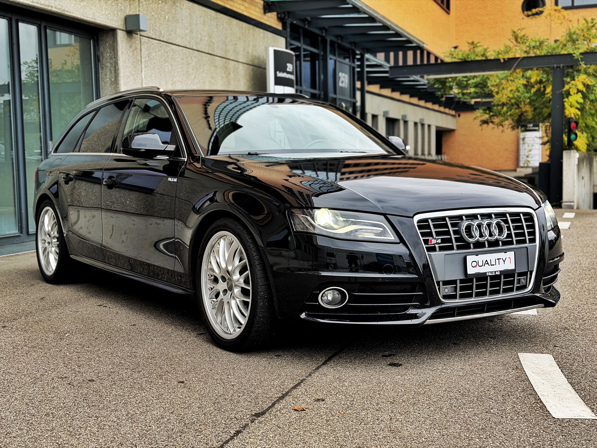 AUDI S4 Avant 3.0 TFSI quattro S-tronic-image-4
