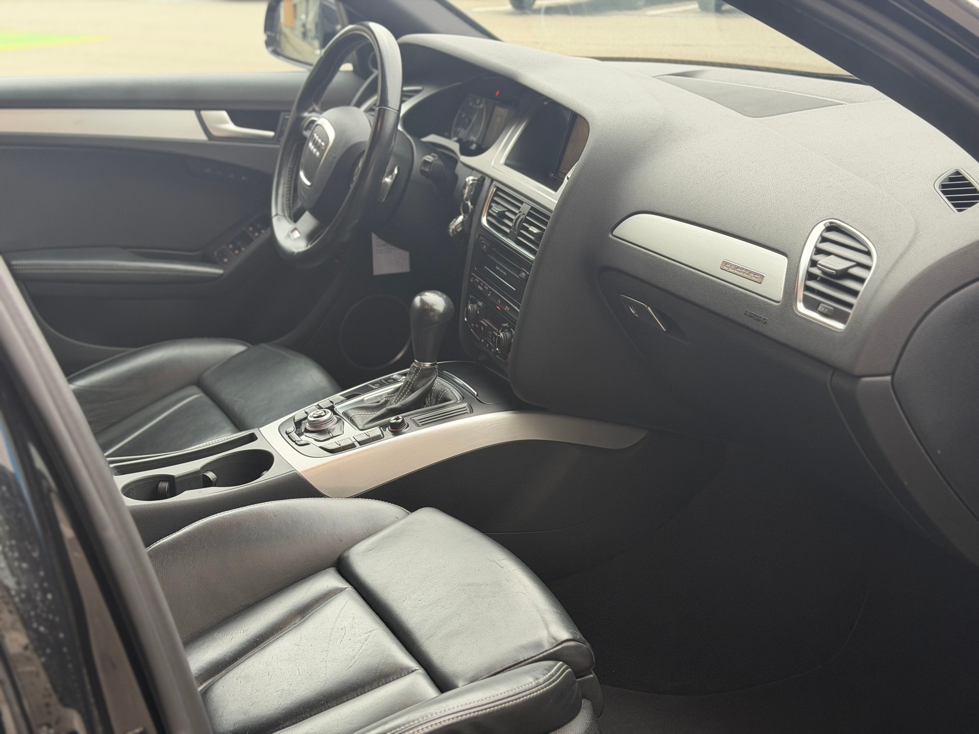 AUDI S4 Avant 3.0 TFSI quattro S-tronic-image-22