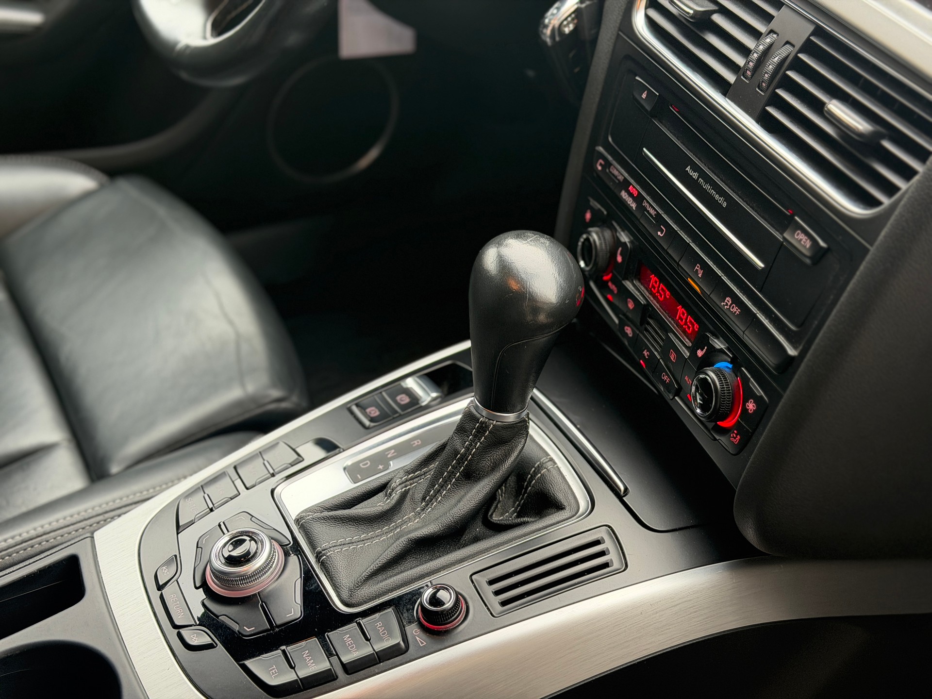AUDI S4 Avant 3.0 TFSI quattro S-tronic-image-29