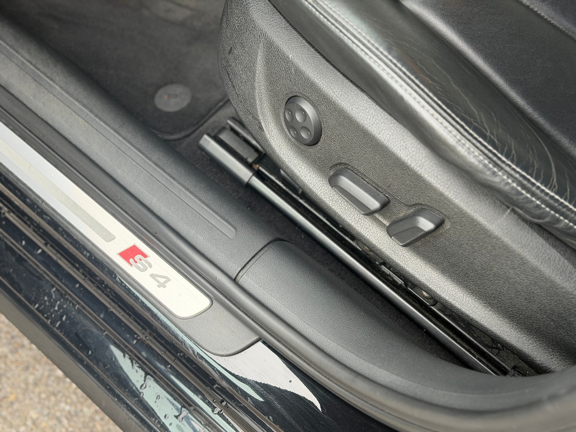 AUDI S4 Avant 3.0 TFSI quattro S-tronic-image-17