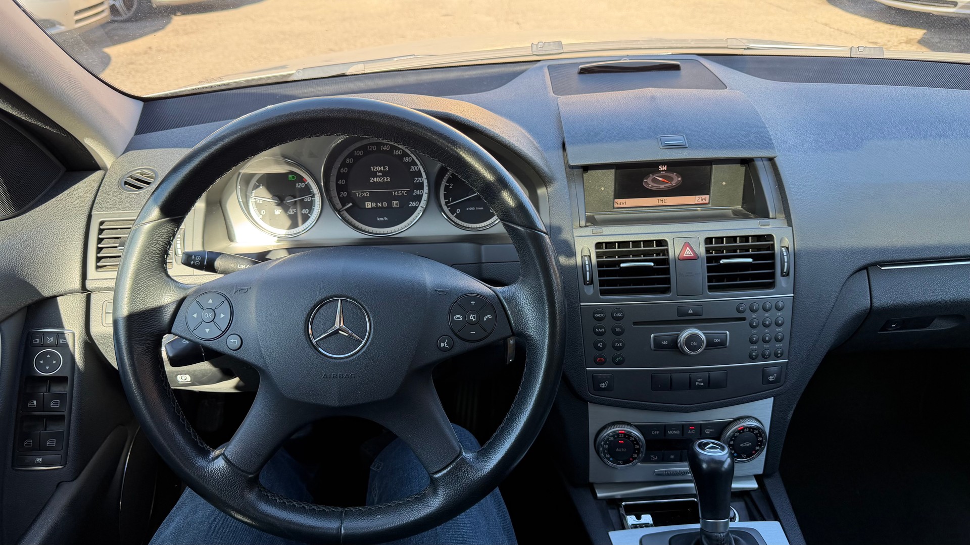MERCEDES-BENZ C 180 CGI BlueEfficiency Avantgarde Automatic-image-7