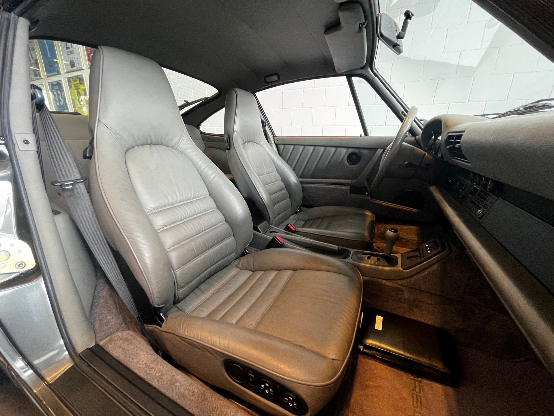 PORSCHE 911 Carrera 2-image-15