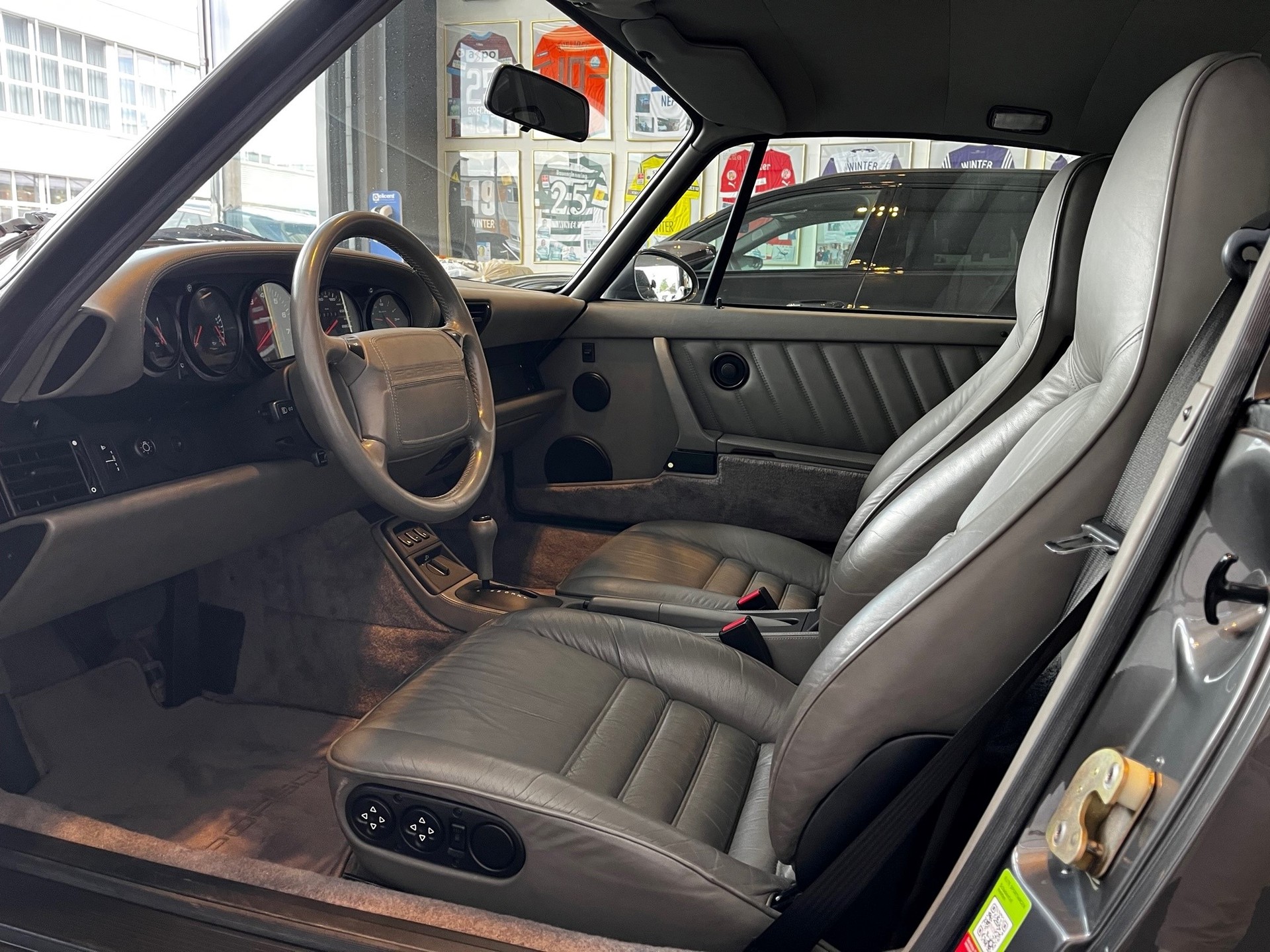 PORSCHE 911 Carrera 2-image-11