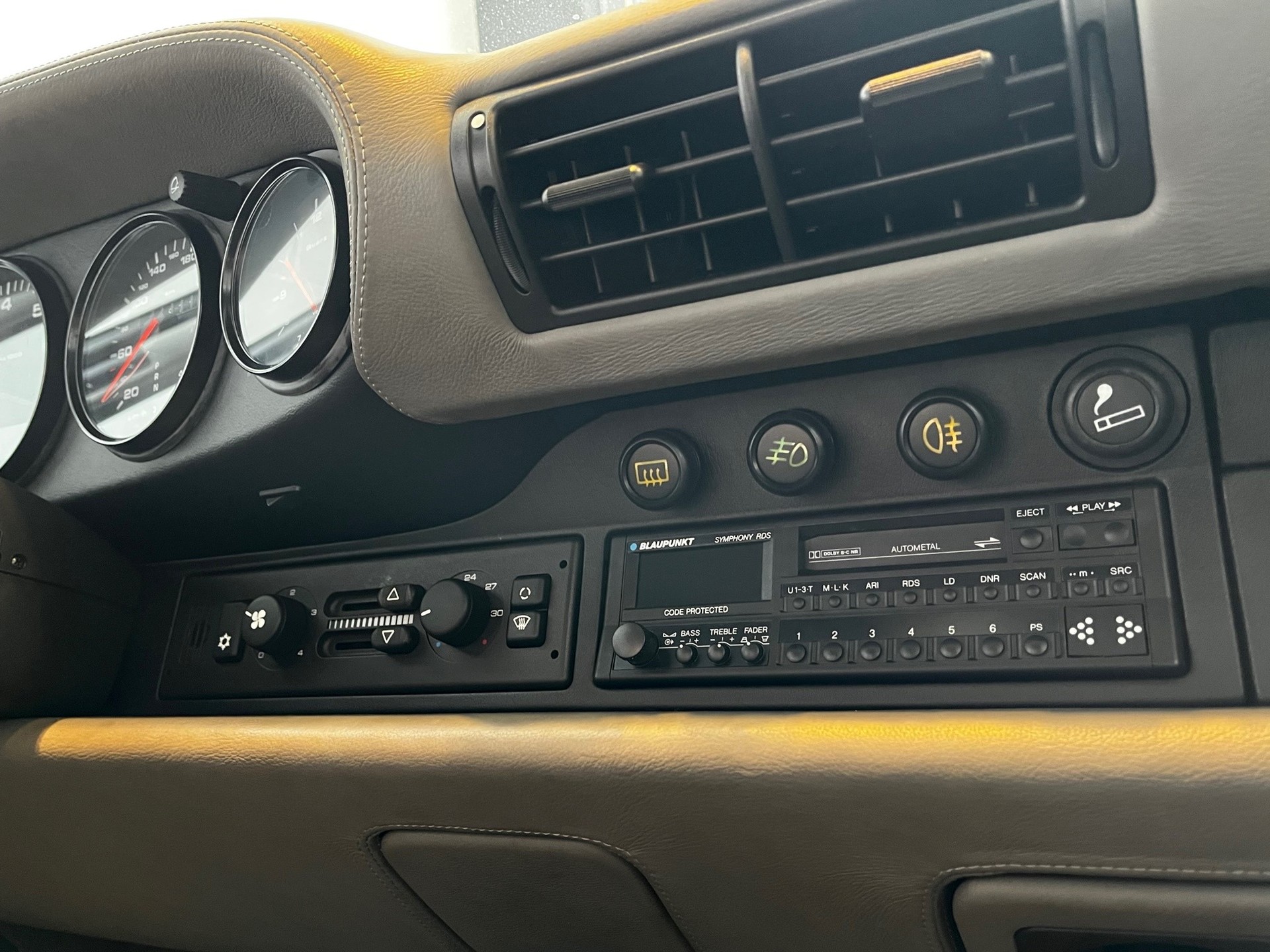 PORSCHE 911 Carrera 2-image-17