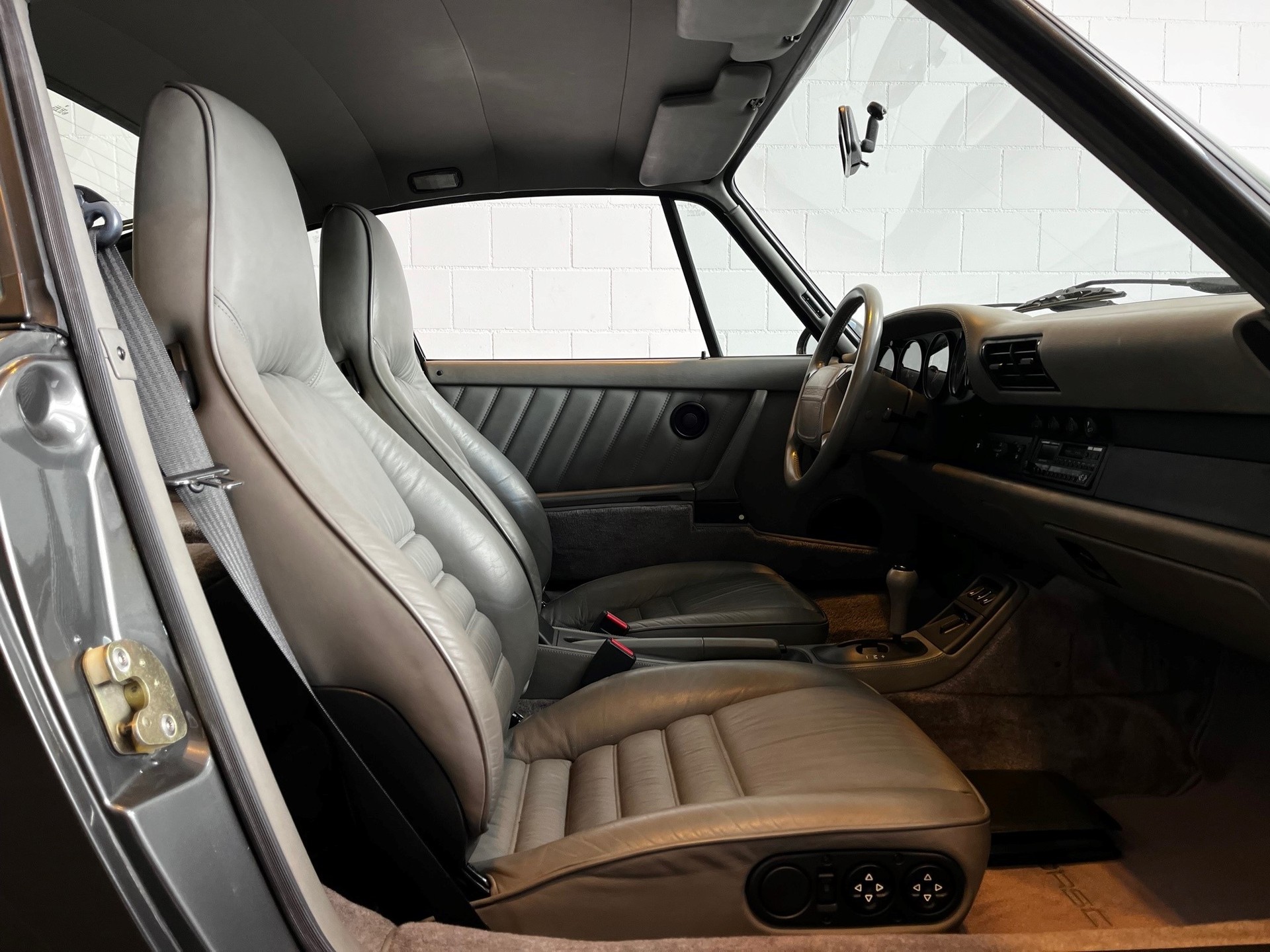 PORSCHE 911 Carrera 2-image-14