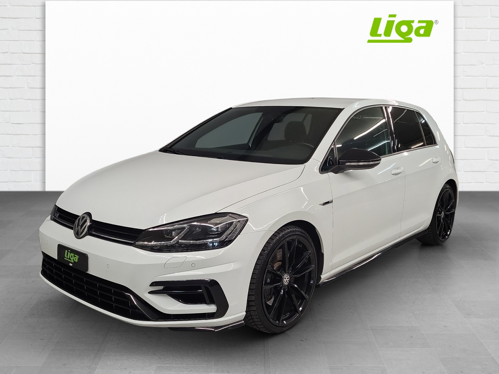VW Golf VII 2.0 TSI R DSG 4motion-image-1