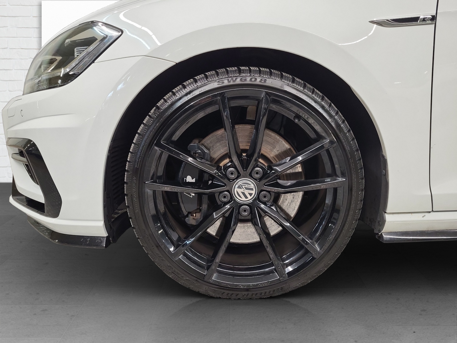 VW Golf VII 2.0 TSI R DSG 4motion-image-5