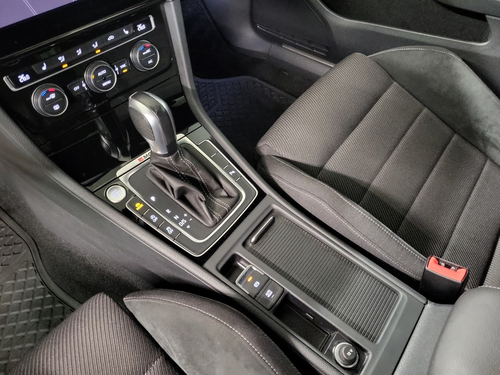 VW Golf VII 2.0 TSI R DSG 4motion-image-15
