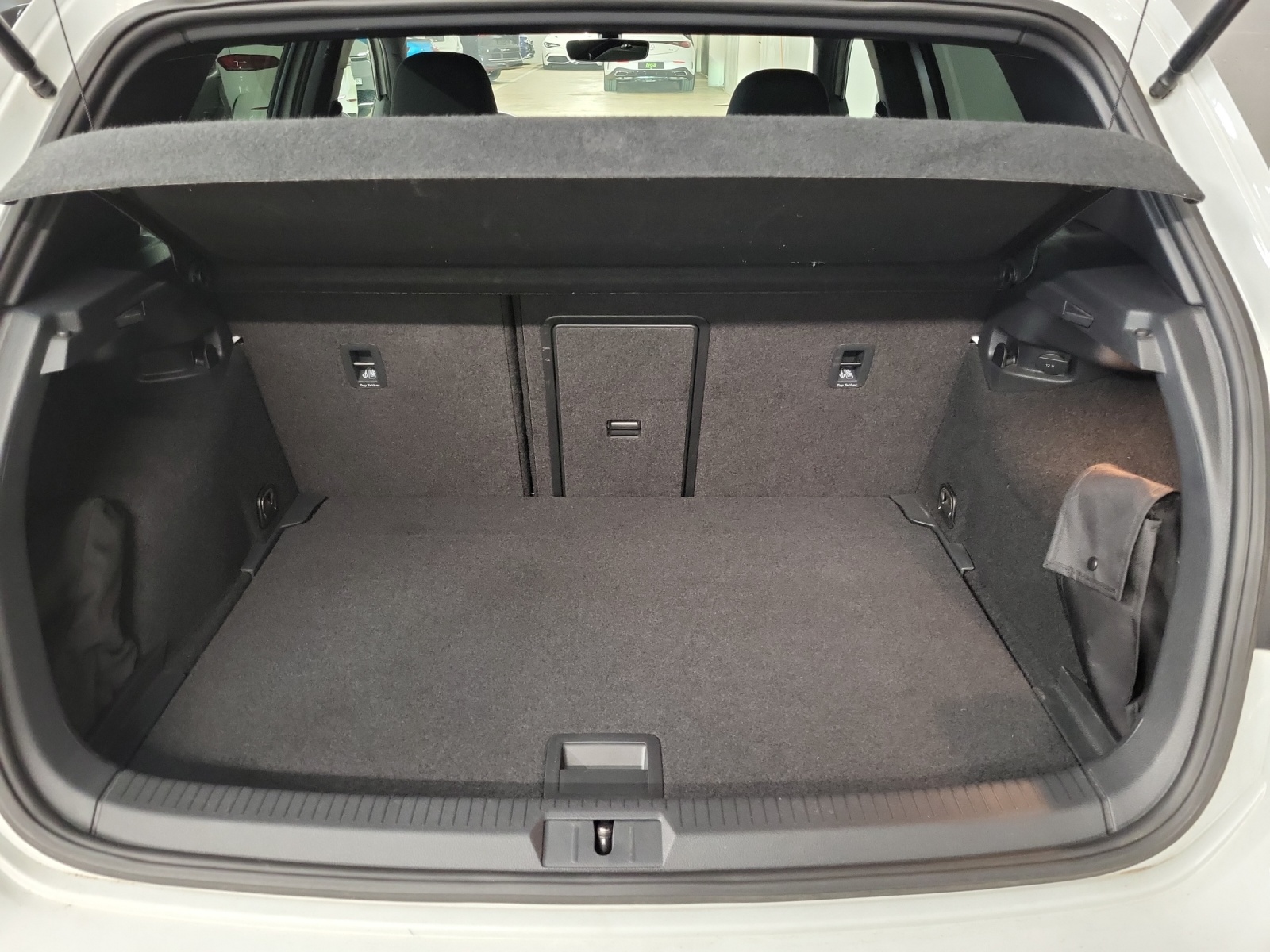 VW Golf VII 2.0 TSI R DSG 4motion-image-10
