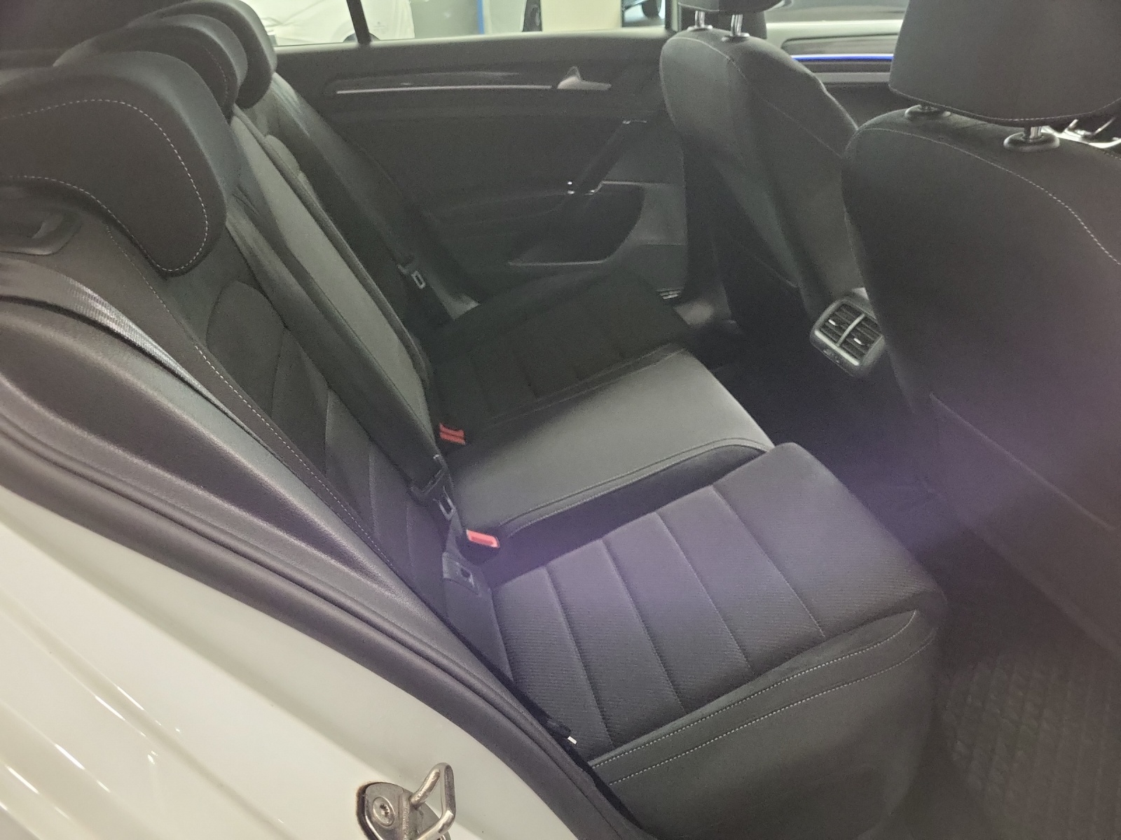VW Golf VII 2.0 TSI R DSG 4motion-image-9