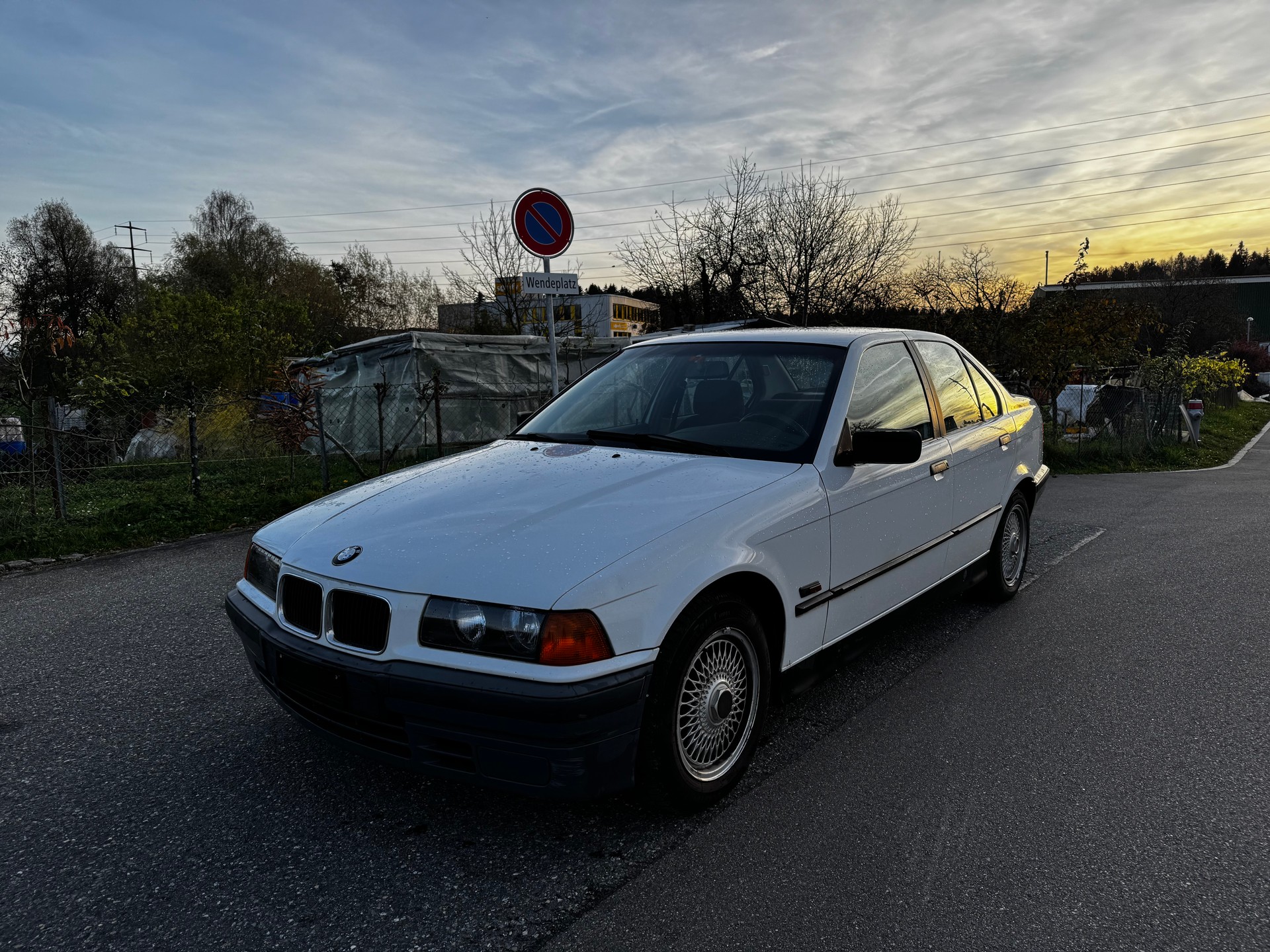 BMW 318i-image-2