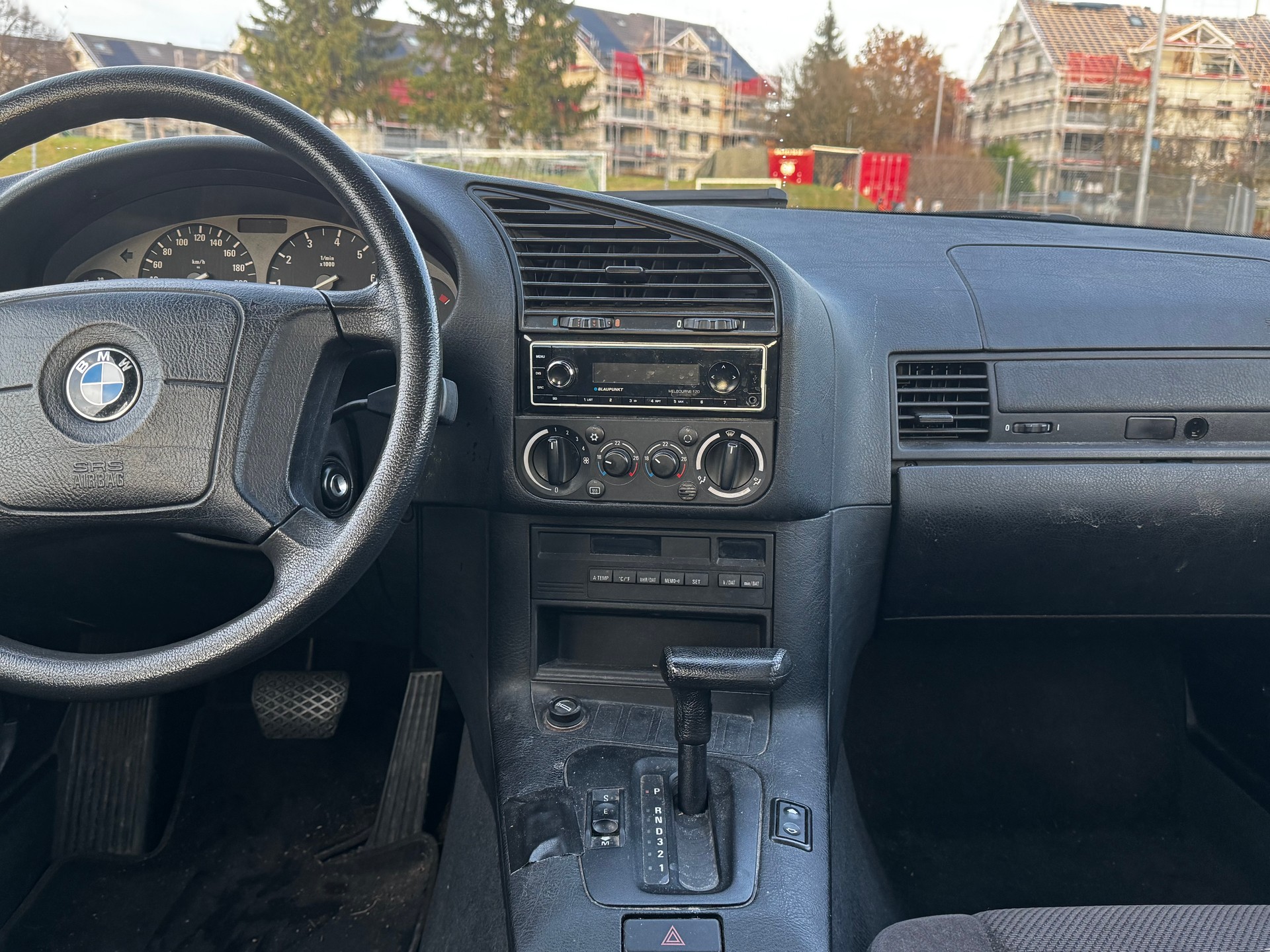 BMW 318i-image-10