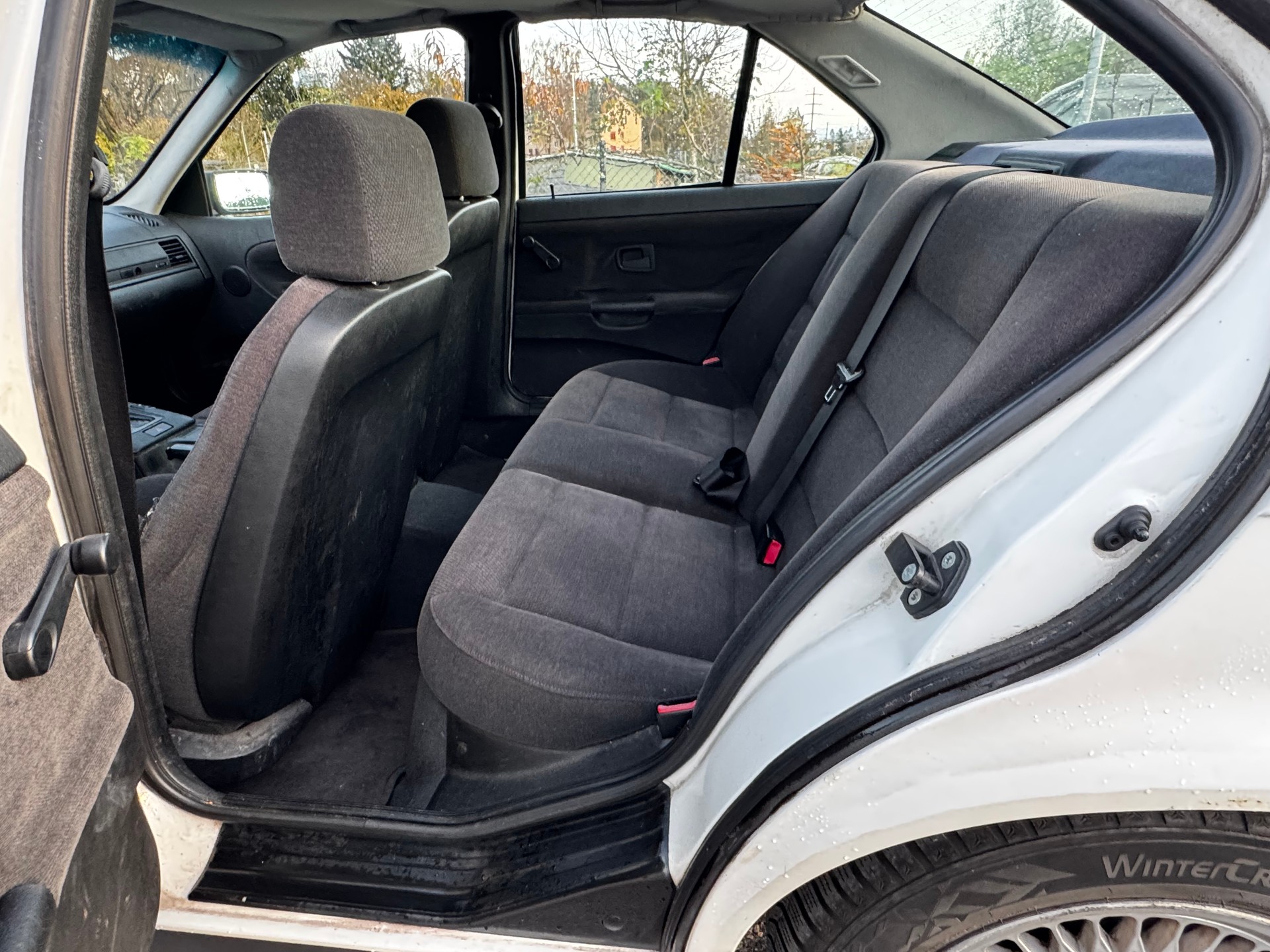 BMW 318i-image-13