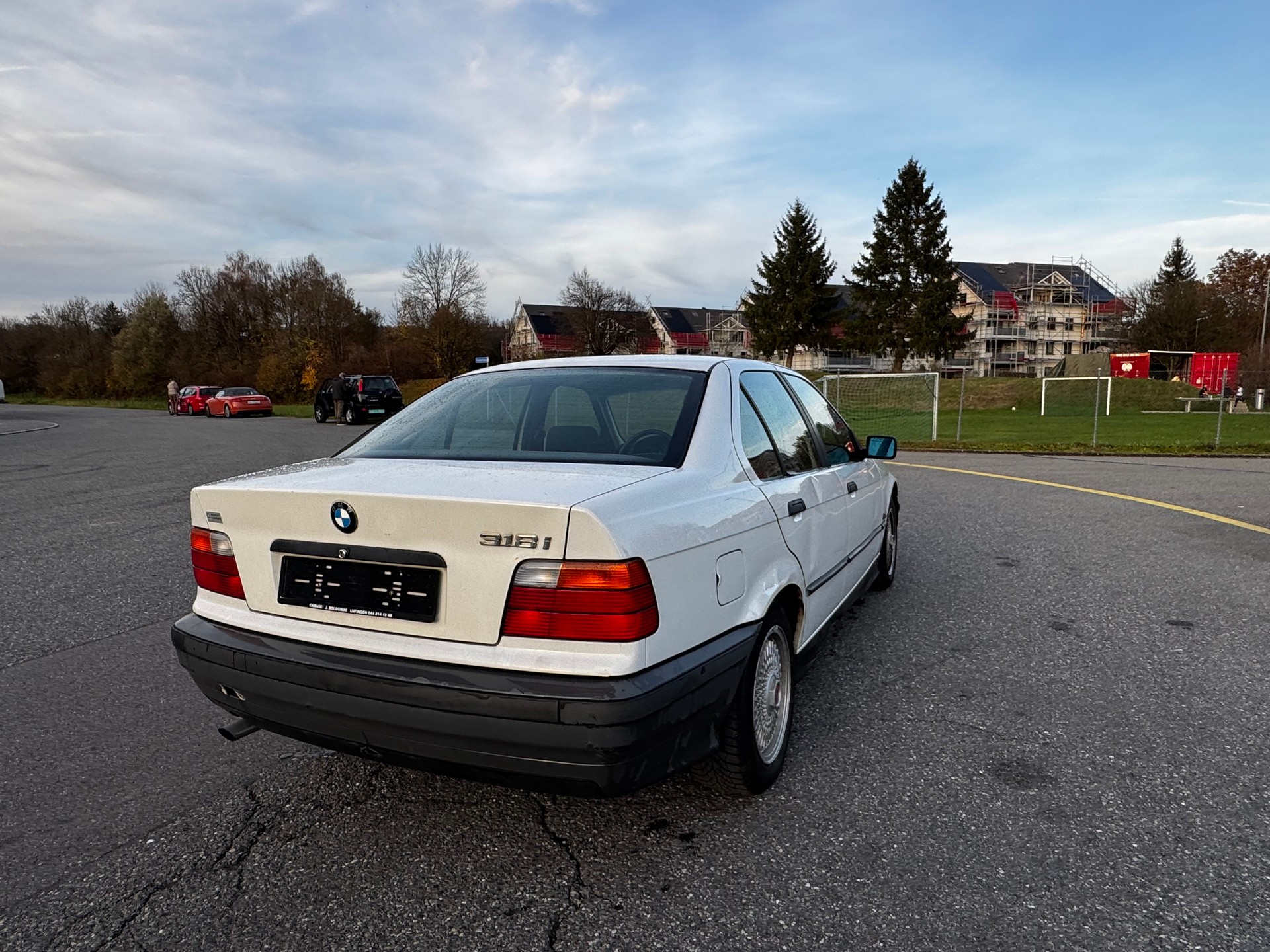 BMW 318i-image-6