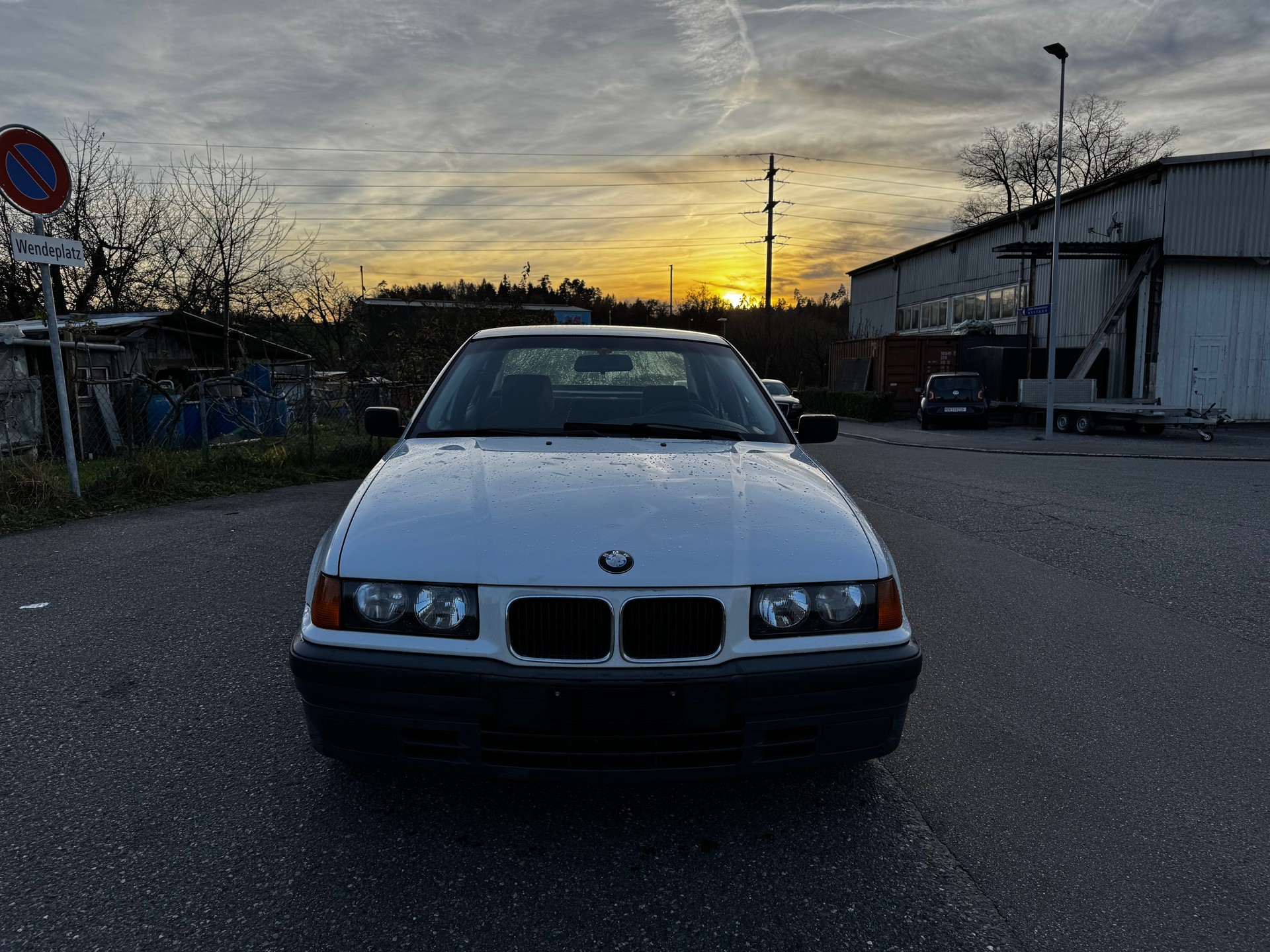 BMW 318i-image-1