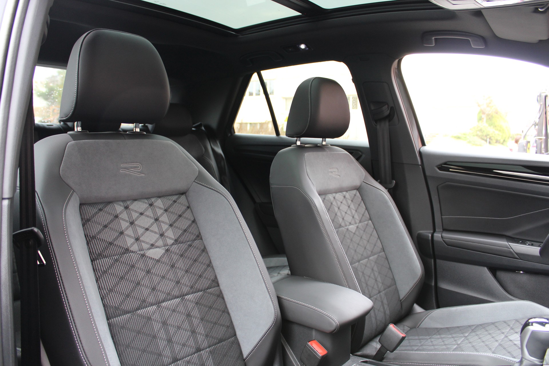 VW T-Roc 1.5 TSI EVO R-Line DSG - "Toit Ouvrant * Jantes 19' * Feux IQ Light * Tempomat Adapt * Siège/Volant Chauffant-image-19