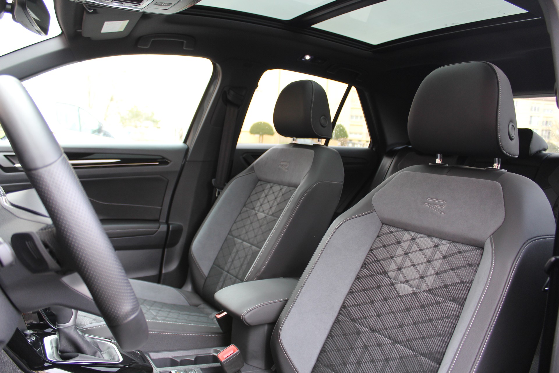 VW T-Roc 1.5 TSI EVO R-Line DSG - "Toit Ouvrant * Jantes 19' * Feux IQ Light * Tempomat Adapt * Siège/Volant Chauffant-image-18